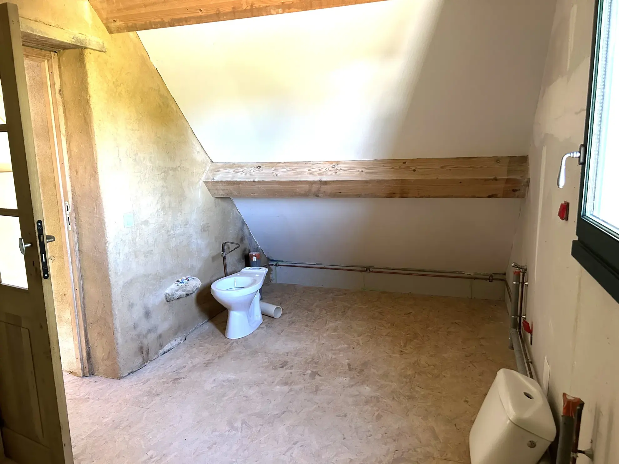 Charmante maison en pierres à Lurcy le Bourg, 97 m², terrain de 1755 m², rénovée et avec potentiel d'aménagement 