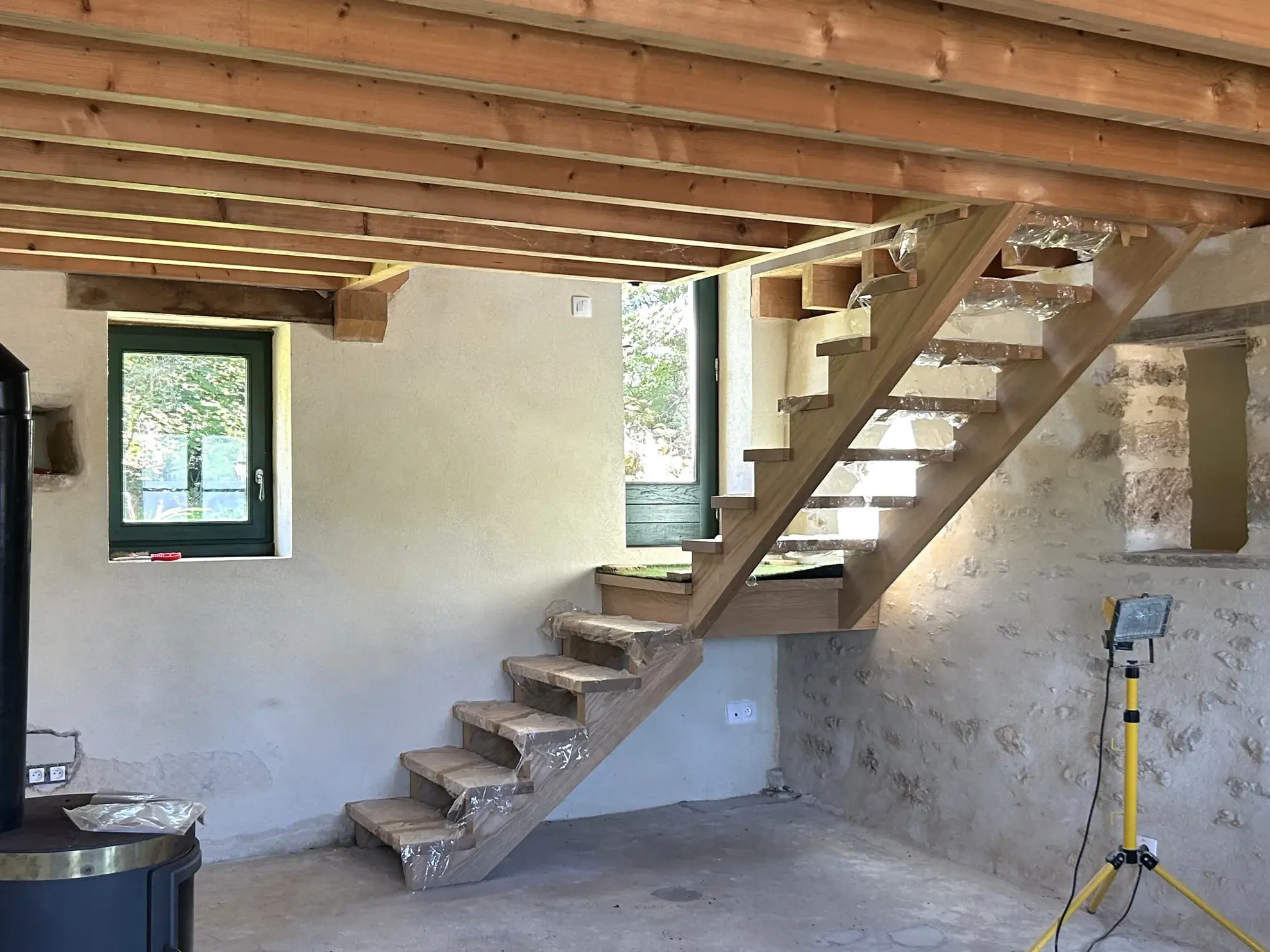 Charmante maison en pierres à Lurcy le Bourg, 97 m², terrain de 1755 m², rénovée et avec potentiel d'aménagement 