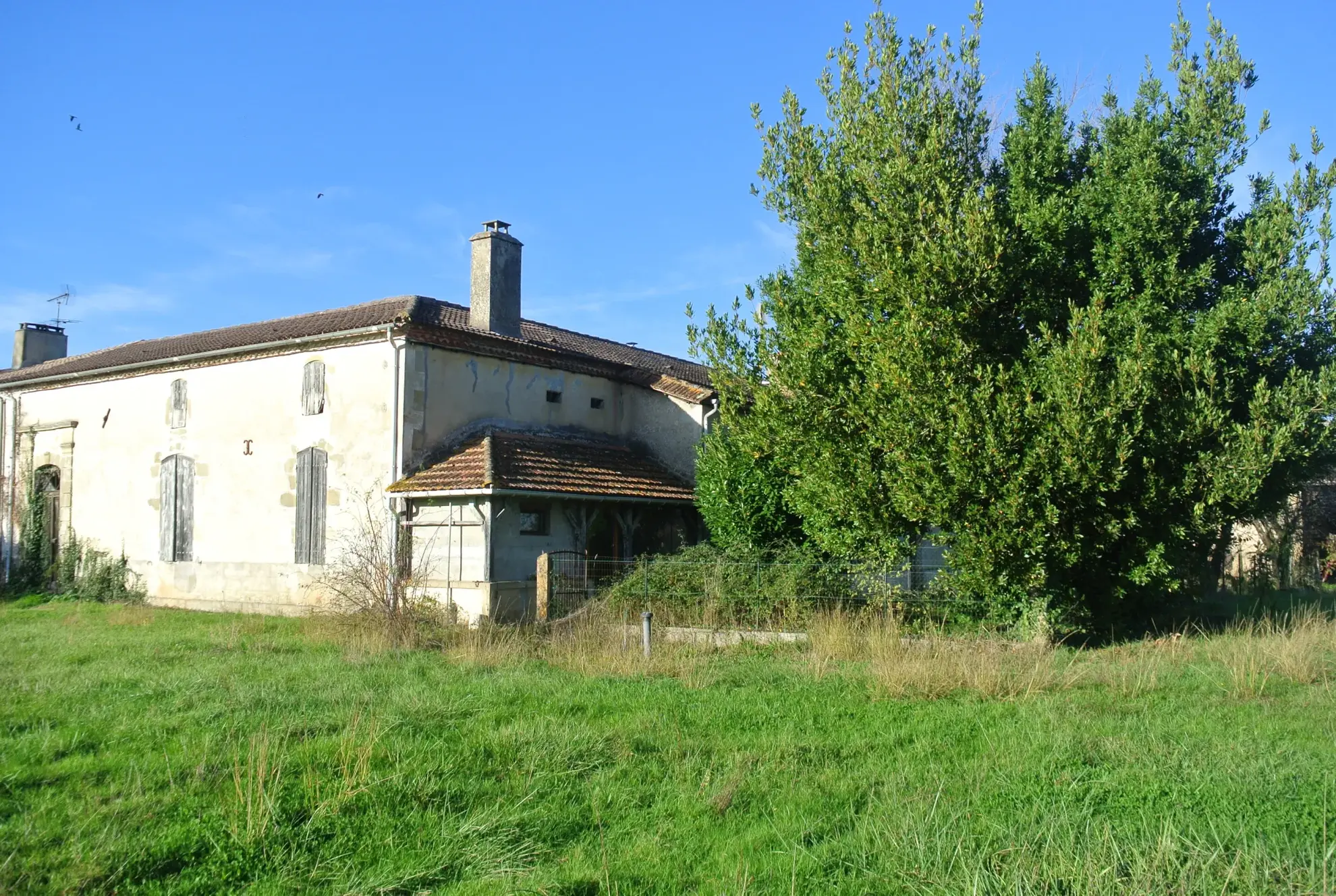 Ancienne ferme avec grand potentiel à proximité de Marmande - terrain et dépendances 
