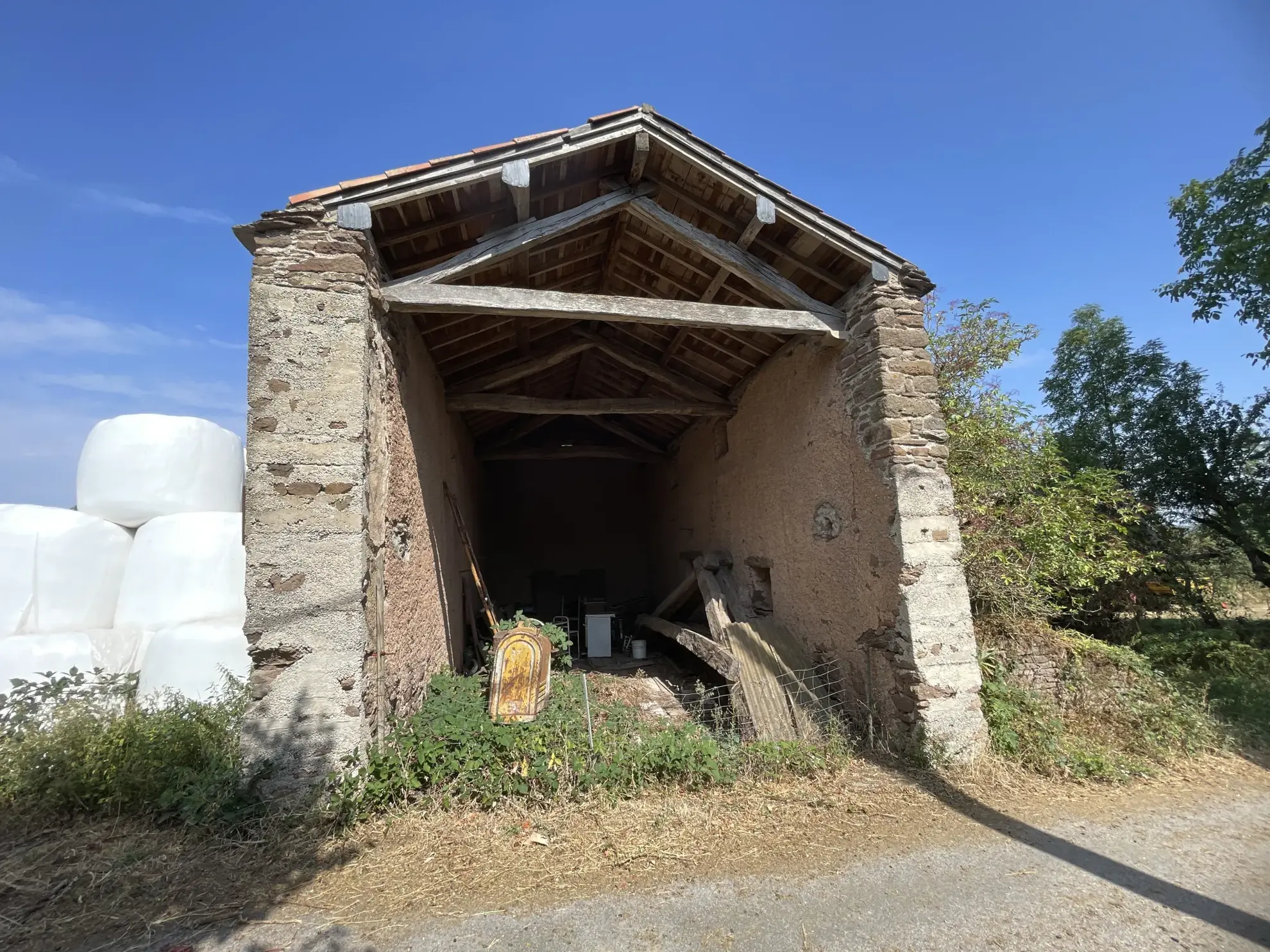 A vendre terrain avec grange en pierre et bâtiment à restaurer dans le sud de l'Aveyron 
