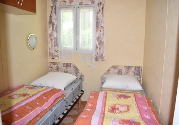 Terrain de loisirs à vendre à St Pierre d'Oleron avec mobil-home et aménagements 