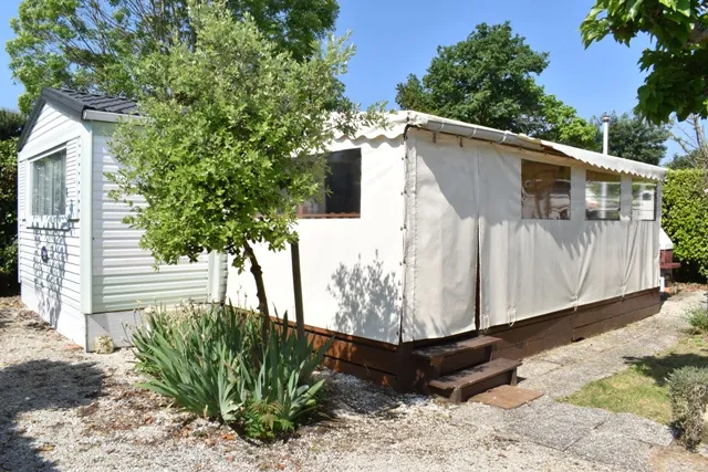 Terrain de loisirs à vendre à St Pierre d'Oleron avec mobil-home et aménagements 