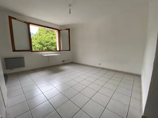 Studio à Gex loué avec balcon et cave, idéal investisseur 