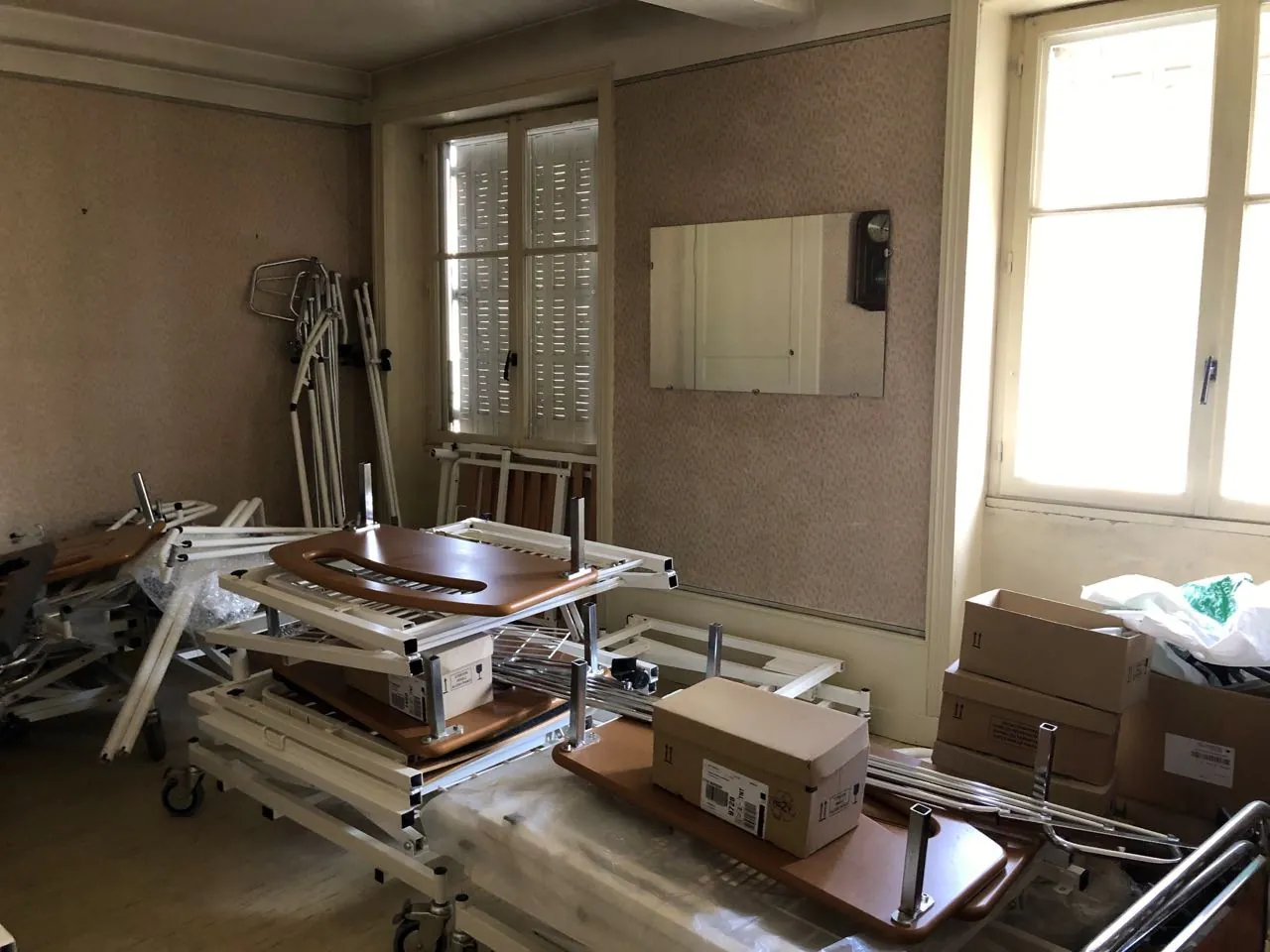 Immeuble mixte en centre-ville de Marcigny avec local commercial et appartements à rénover 