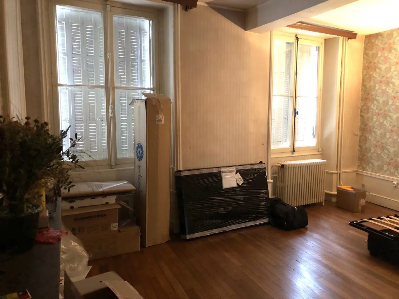 Immeuble mixte en centre-ville de Marcigny avec local commercial et appartements à rénover 