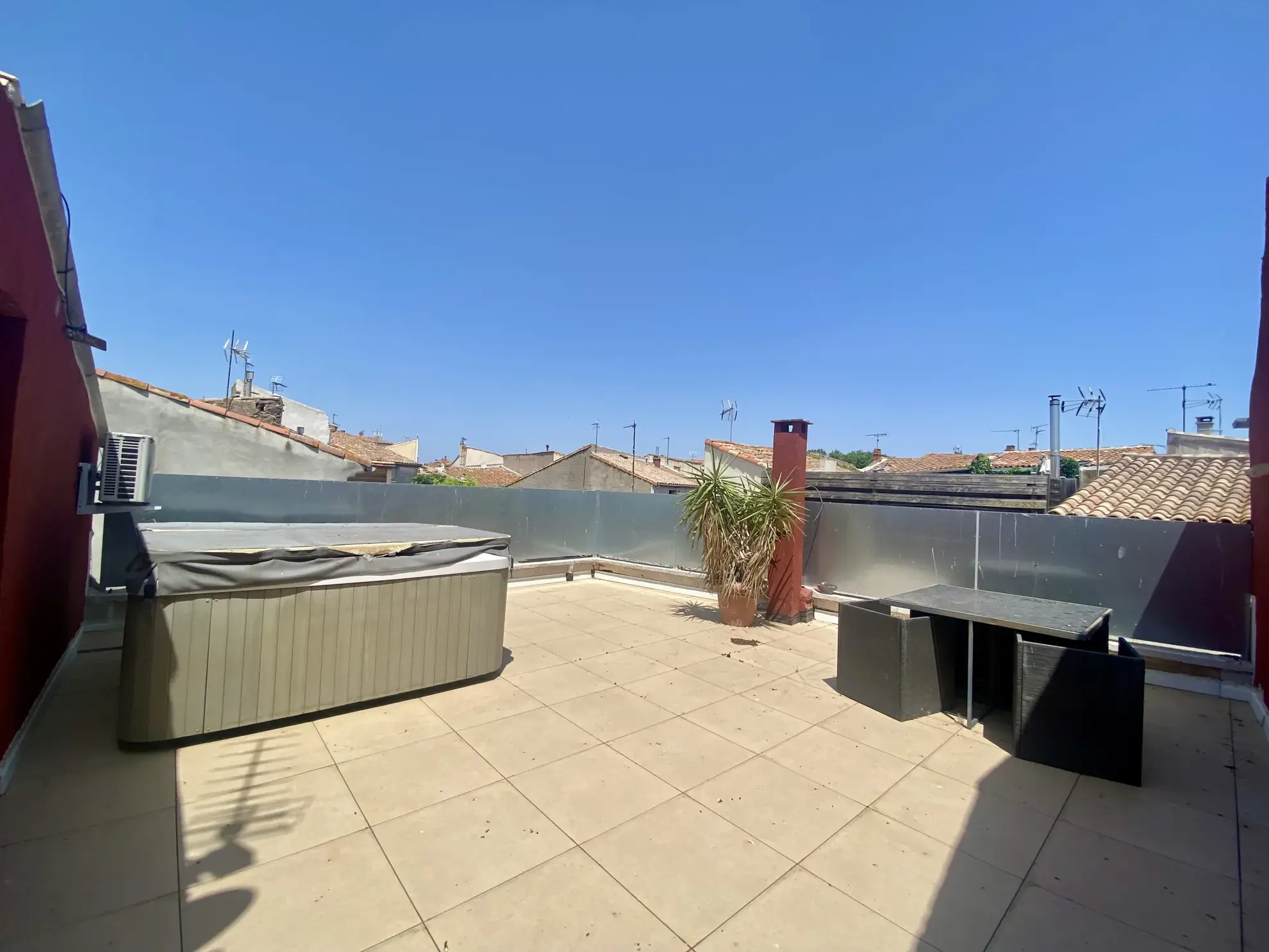 Maison de village avec grande terrasse, jacuzzi et studio indépendant à Vias