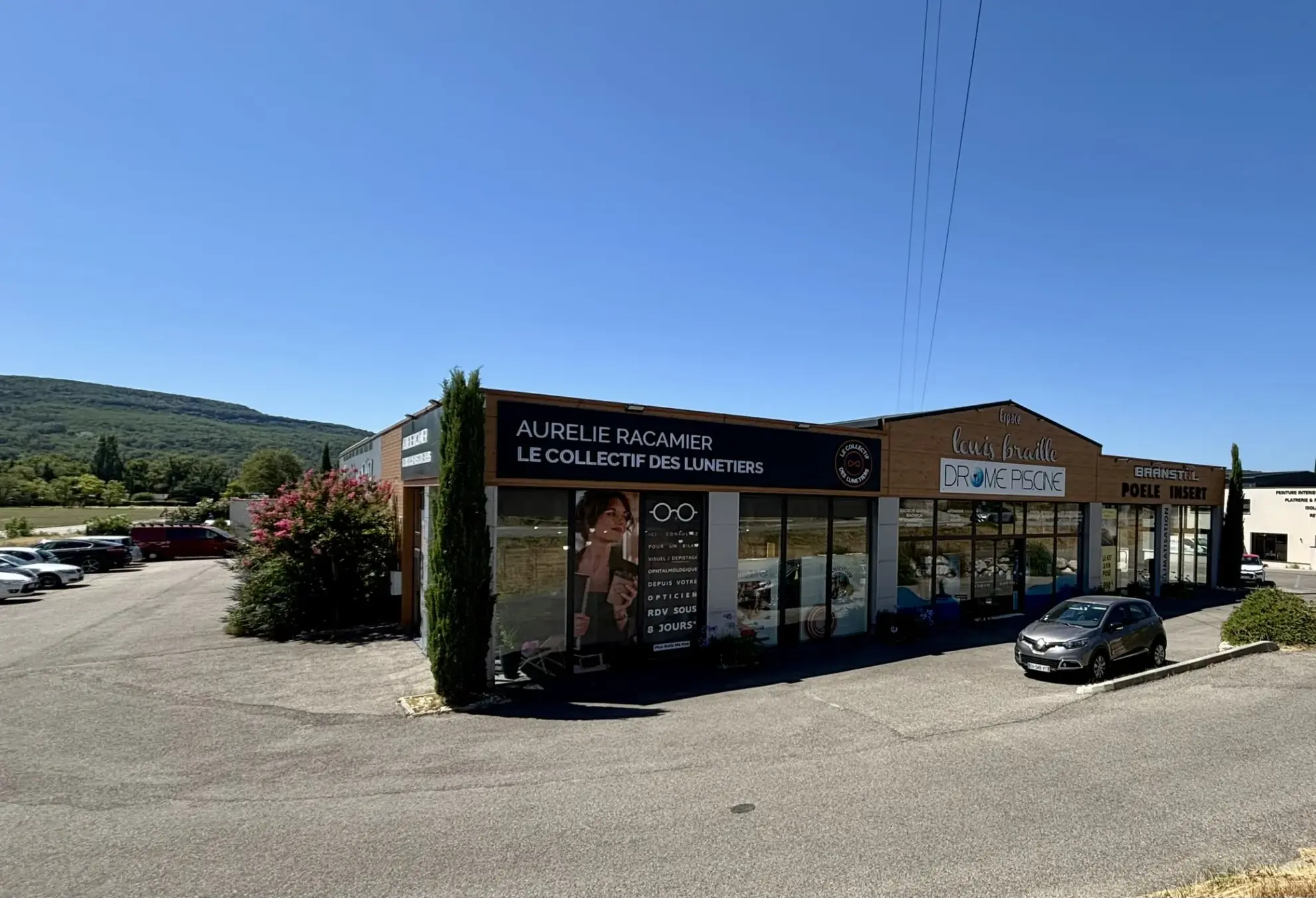 Bâtiment commercial à Valaurie avec grande visibilité et locataire stable 