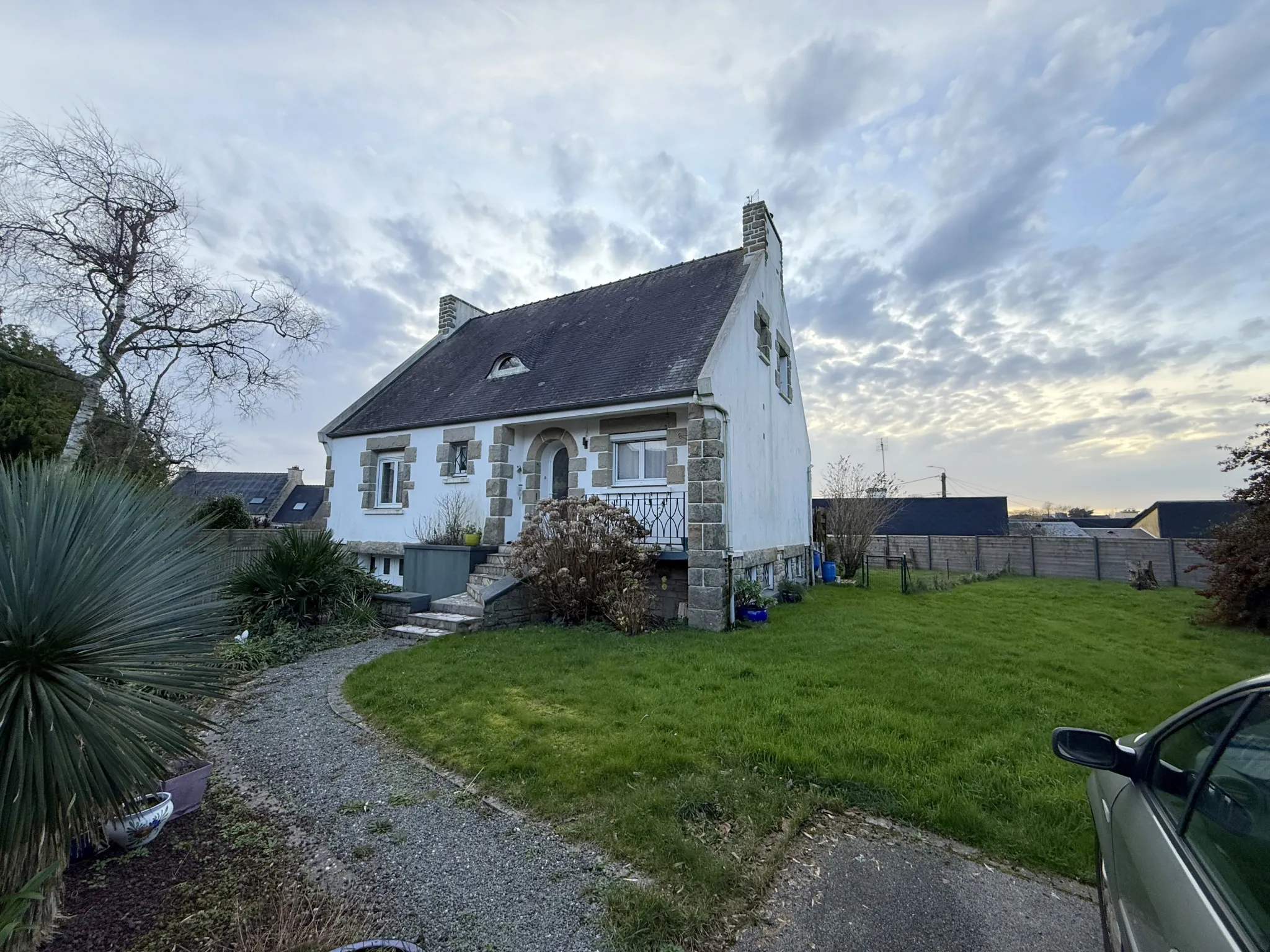 Maison à vendre à Plabennec - 116 m2, 4 chambres, grand terrain, centre-ville