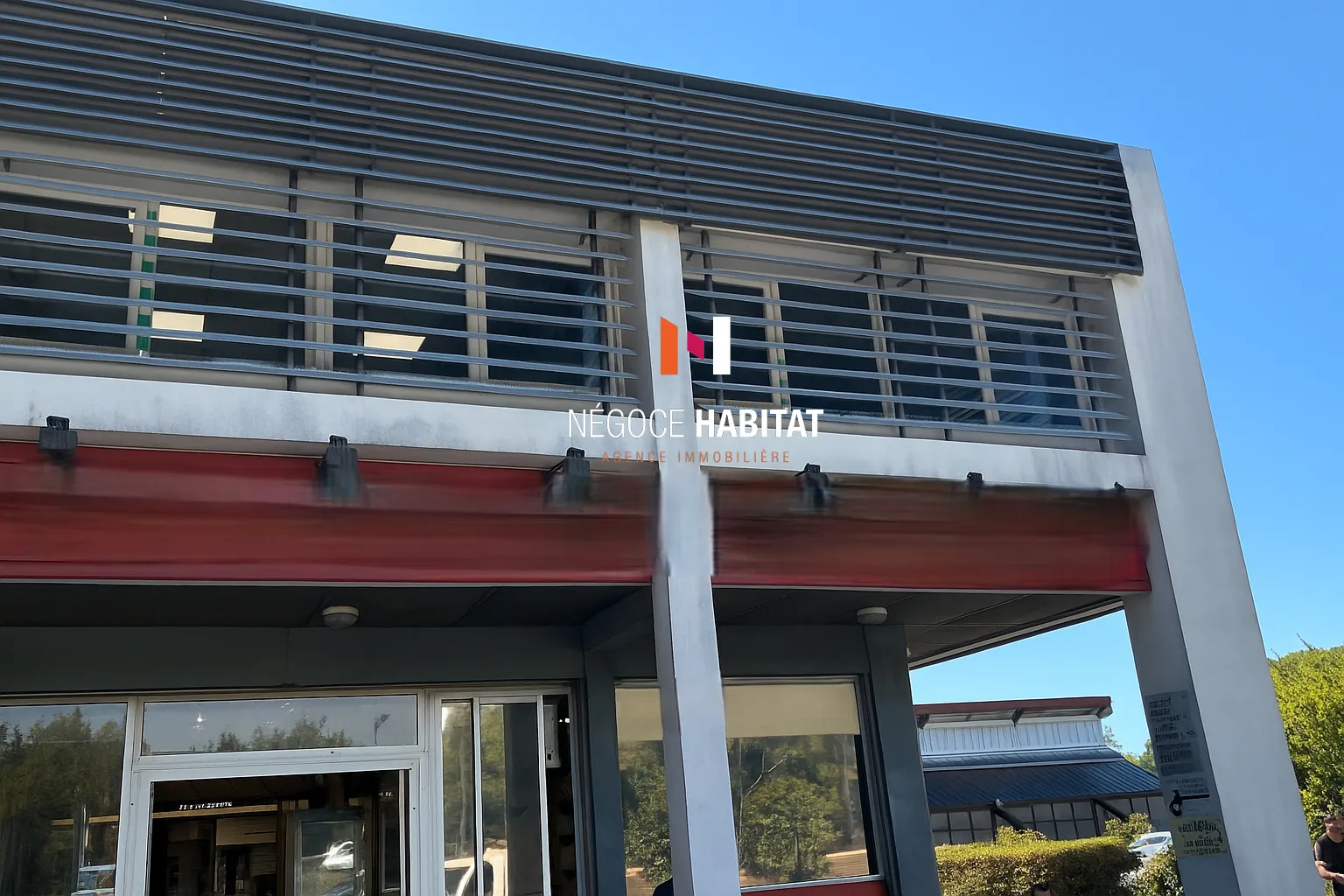 Local professionnel à vendre à Nîmes - 71 m², bureaux équipés avec stationnement