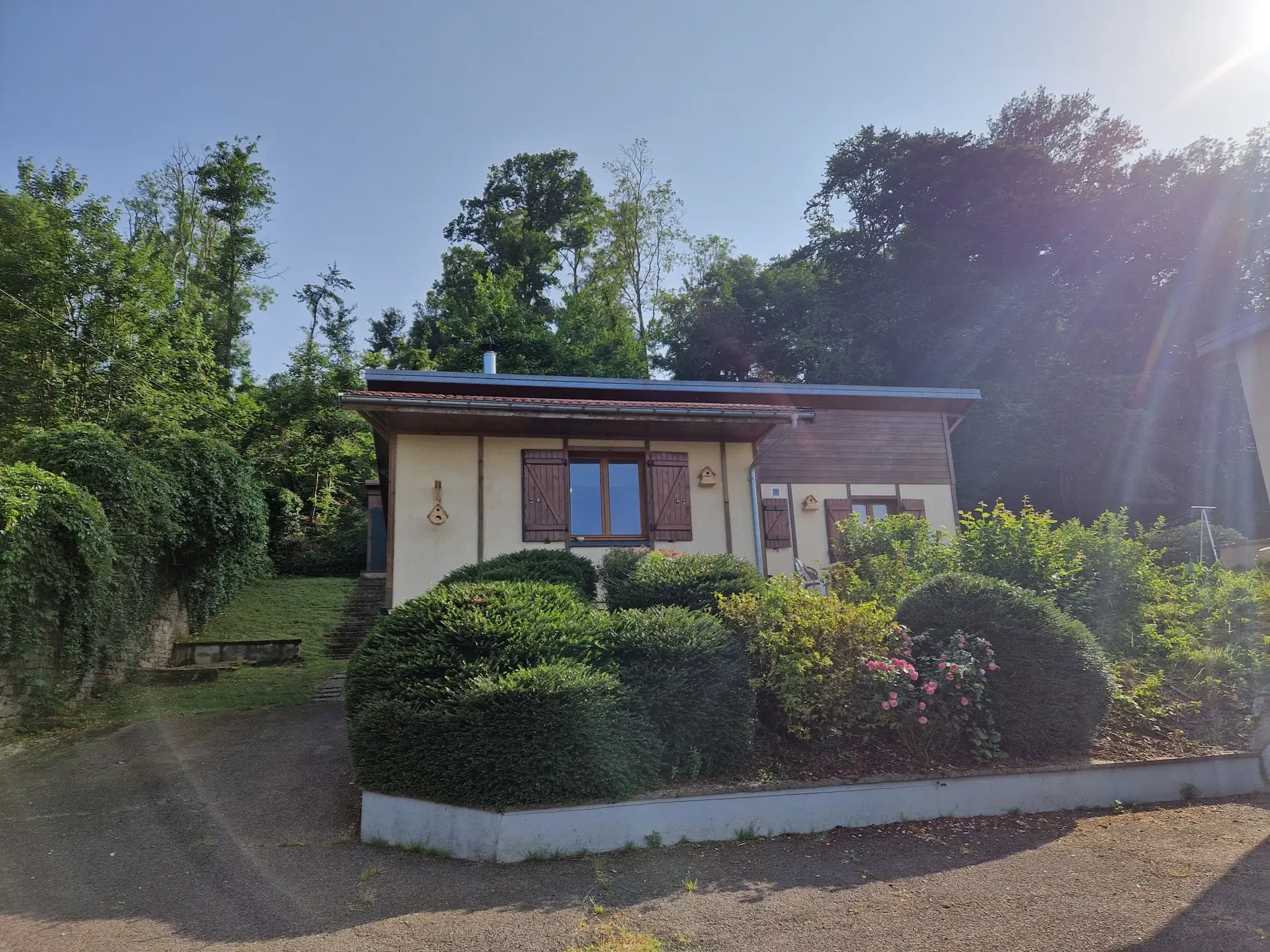 Charmante maison en bois avec piscine et terrain à Conflandey