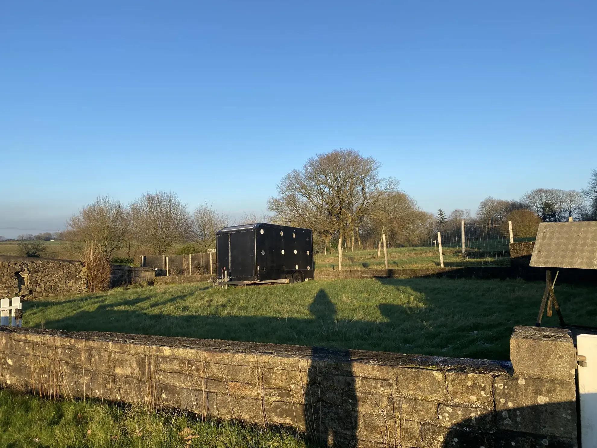 Maison à vendre à Guémené-sur-Scorff, terrain arboré de 7 589 m², à rénover 