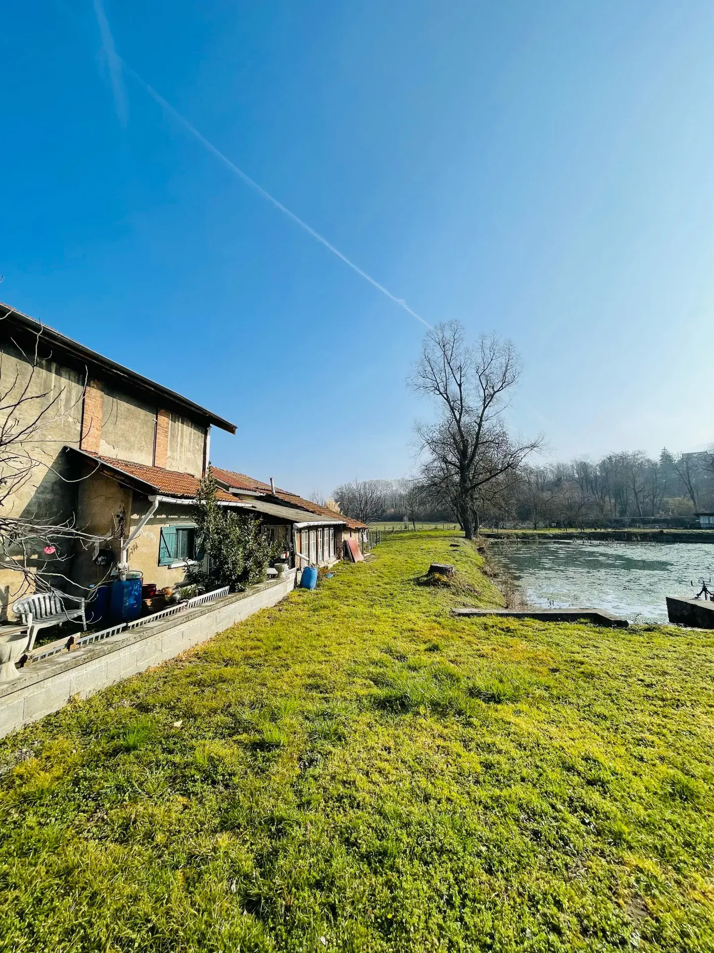 Maison avec deux granges à rénover à Moirans, cadre bucolique et fort potentiel 