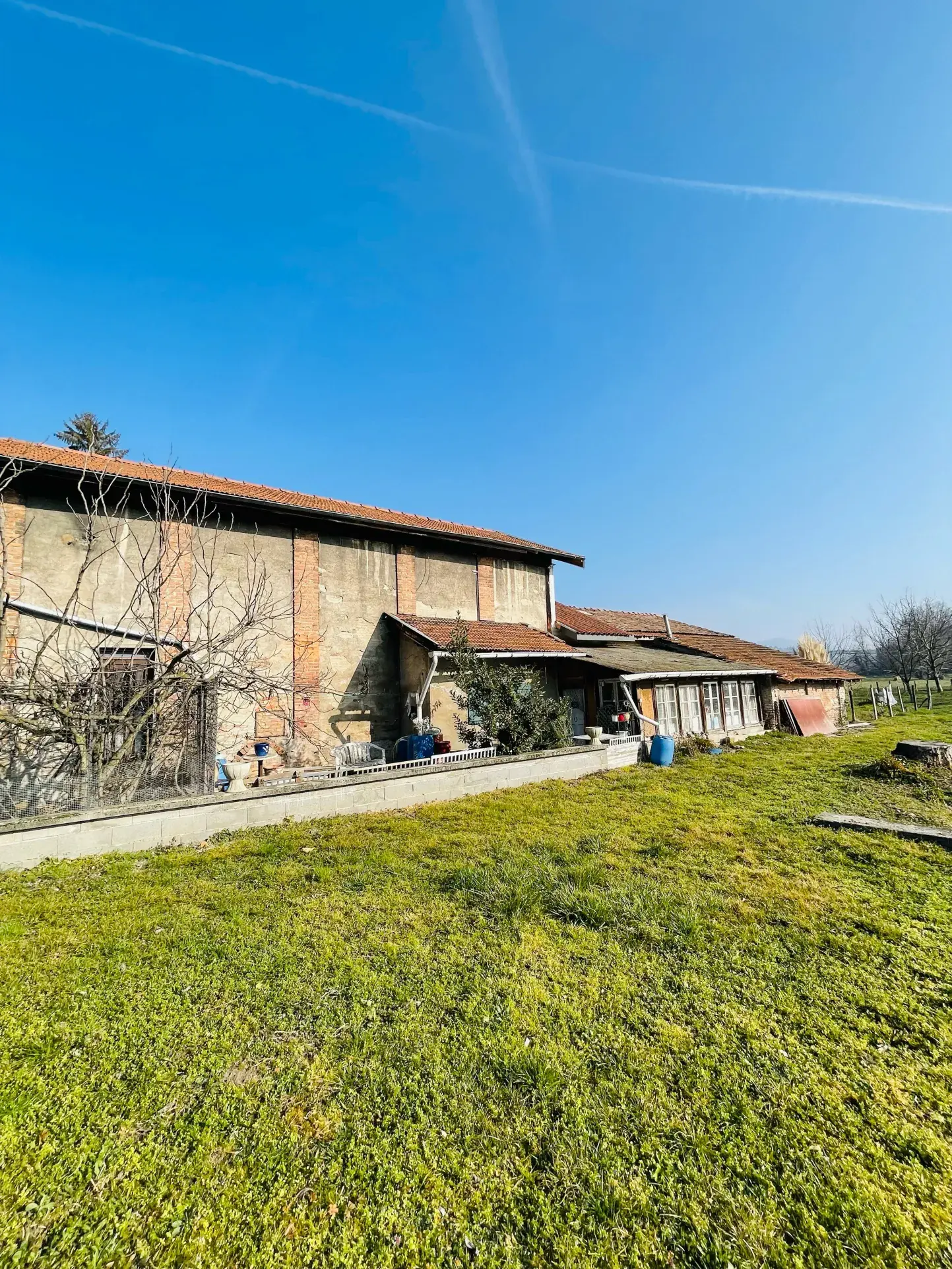 Maison avec deux granges à rénover à Moirans, cadre bucolique et fort potentiel 