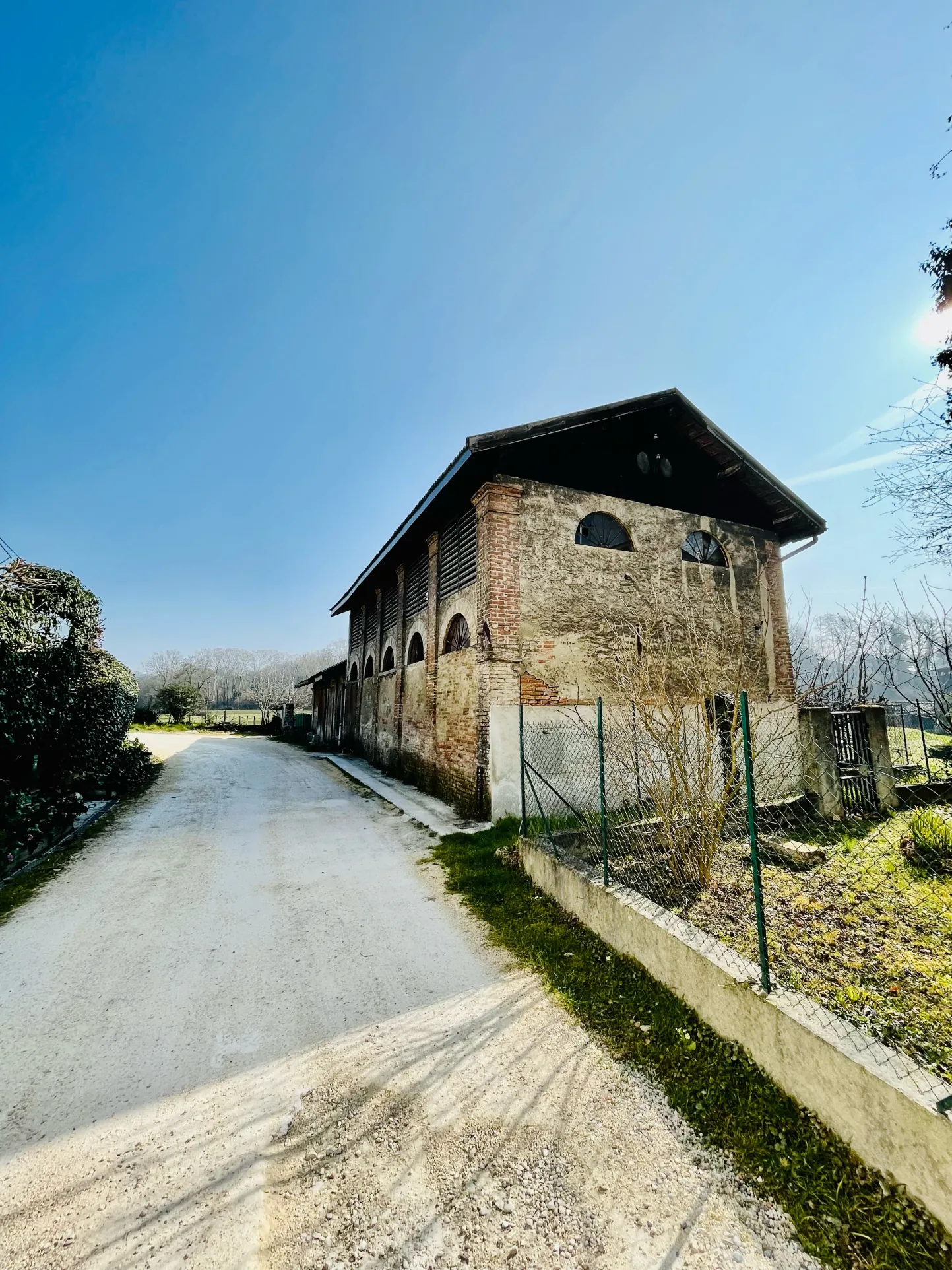 Maison avec deux granges à rénover à Moirans, cadre bucolique et fort potentiel 