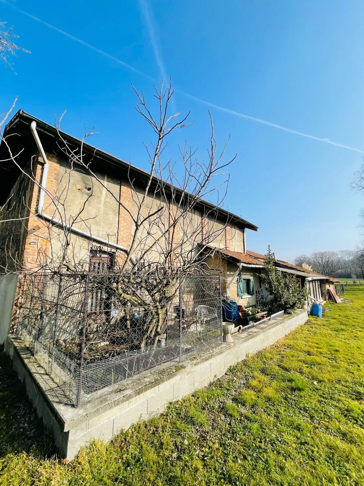 Maison avec deux granges à rénover à Moirans, cadre bucolique et fort potentiel 