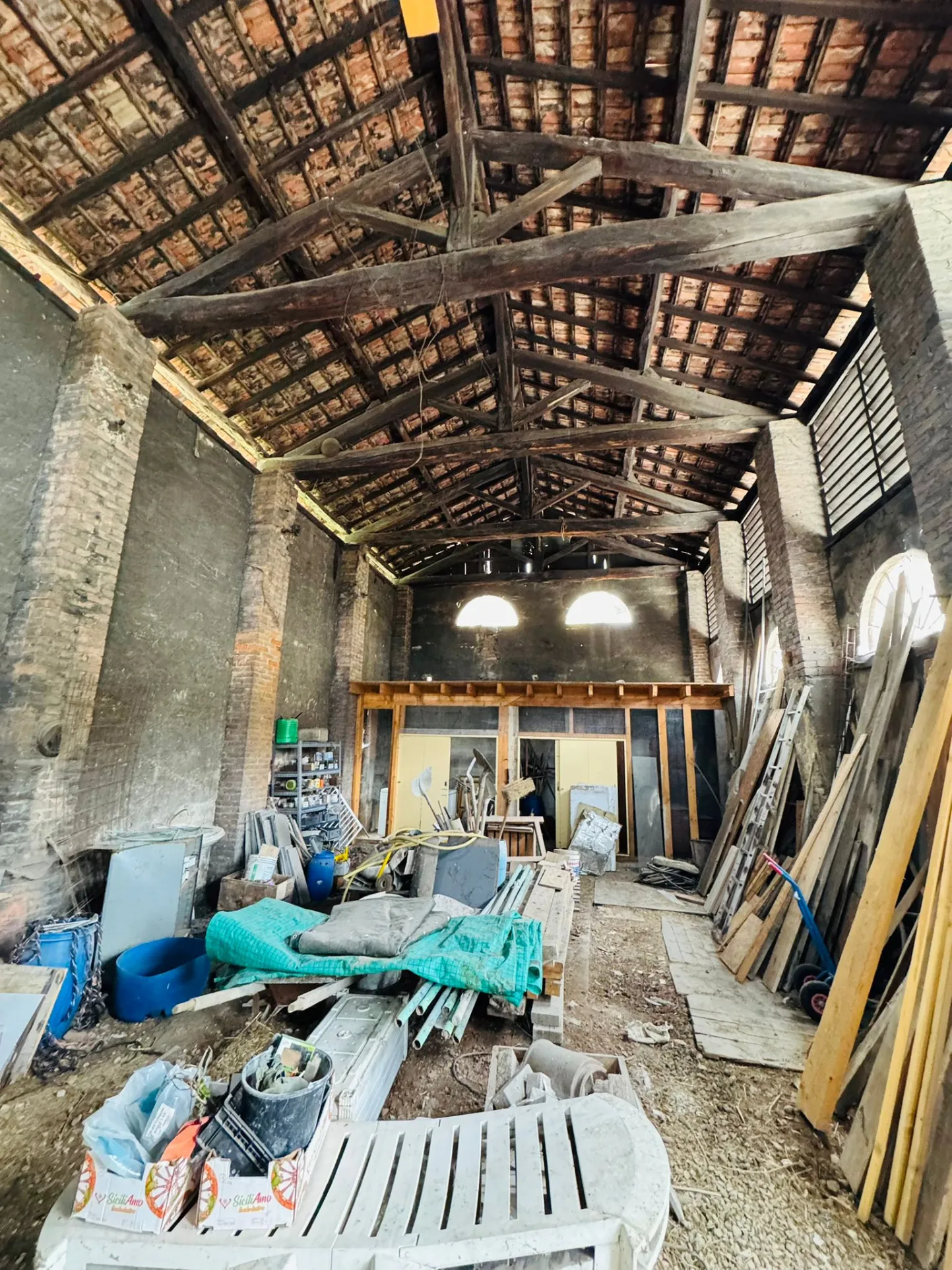 Maison avec deux granges à rénover à Moirans, cadre bucolique et fort potentiel 