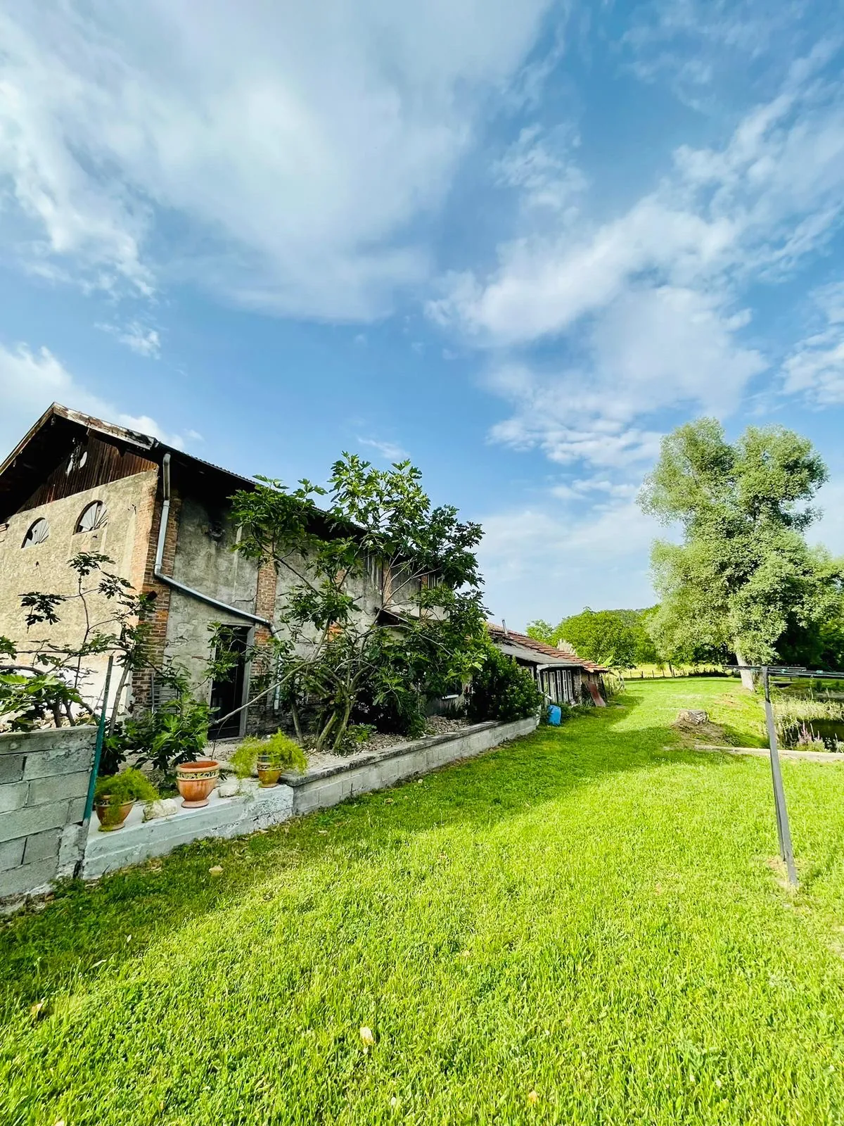 Maison avec deux granges à rénover à Moirans, cadre bucolique et fort potentiel 