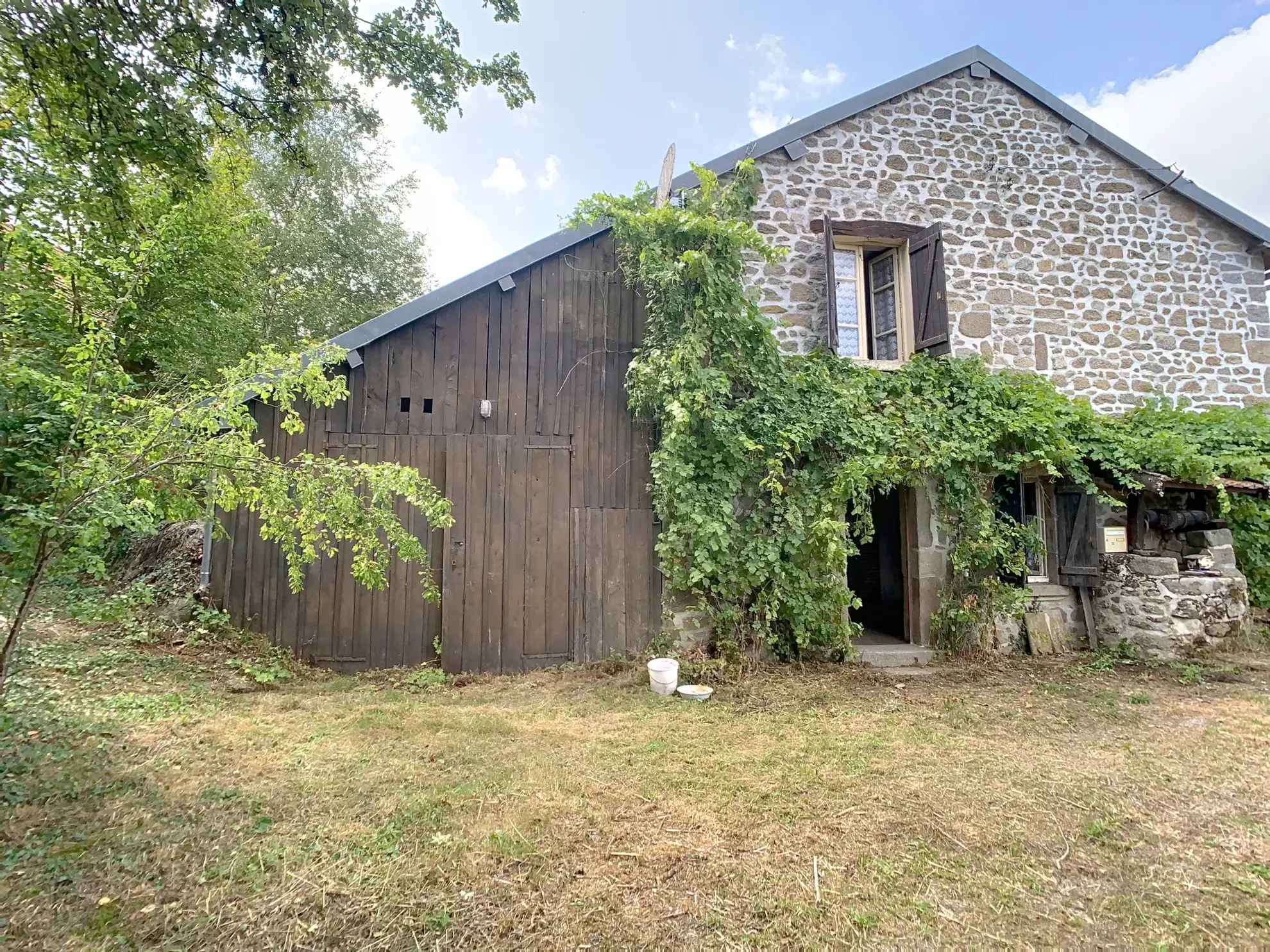 Maison de village à Sardent en Creuse avec grange à rénover