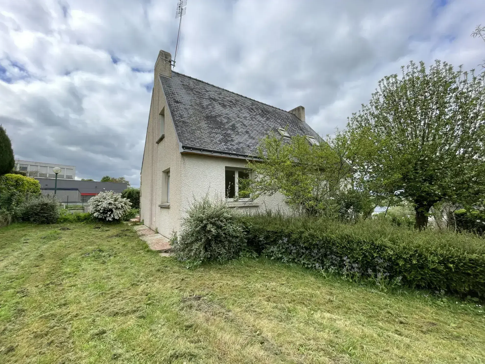 Maison à vendre à Pontivy avec 4 chambres et garage - 683 m² de terrain