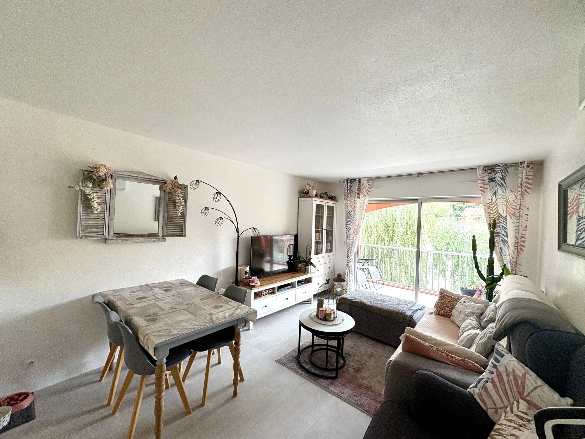 Appartement T2 avec terrasse, parking et piscine à Sainte-Maxime