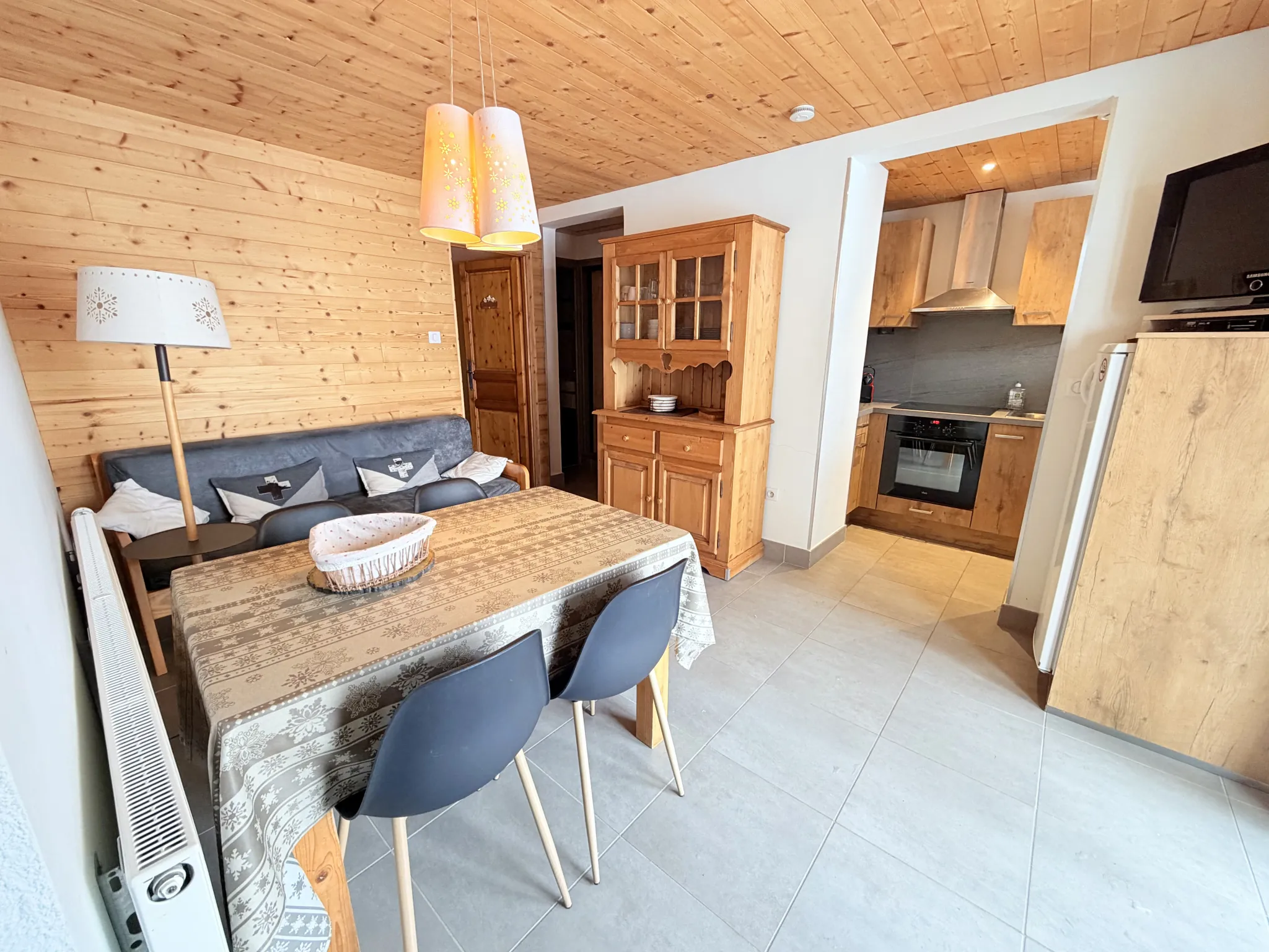 Appartement T3 avec jardin, terrasse et parking privé à Albiez-Montrond