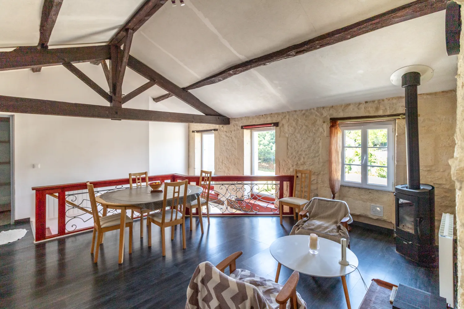 Grande maison en pierre avec 6 chambres, piscine et terrain à Chaniers