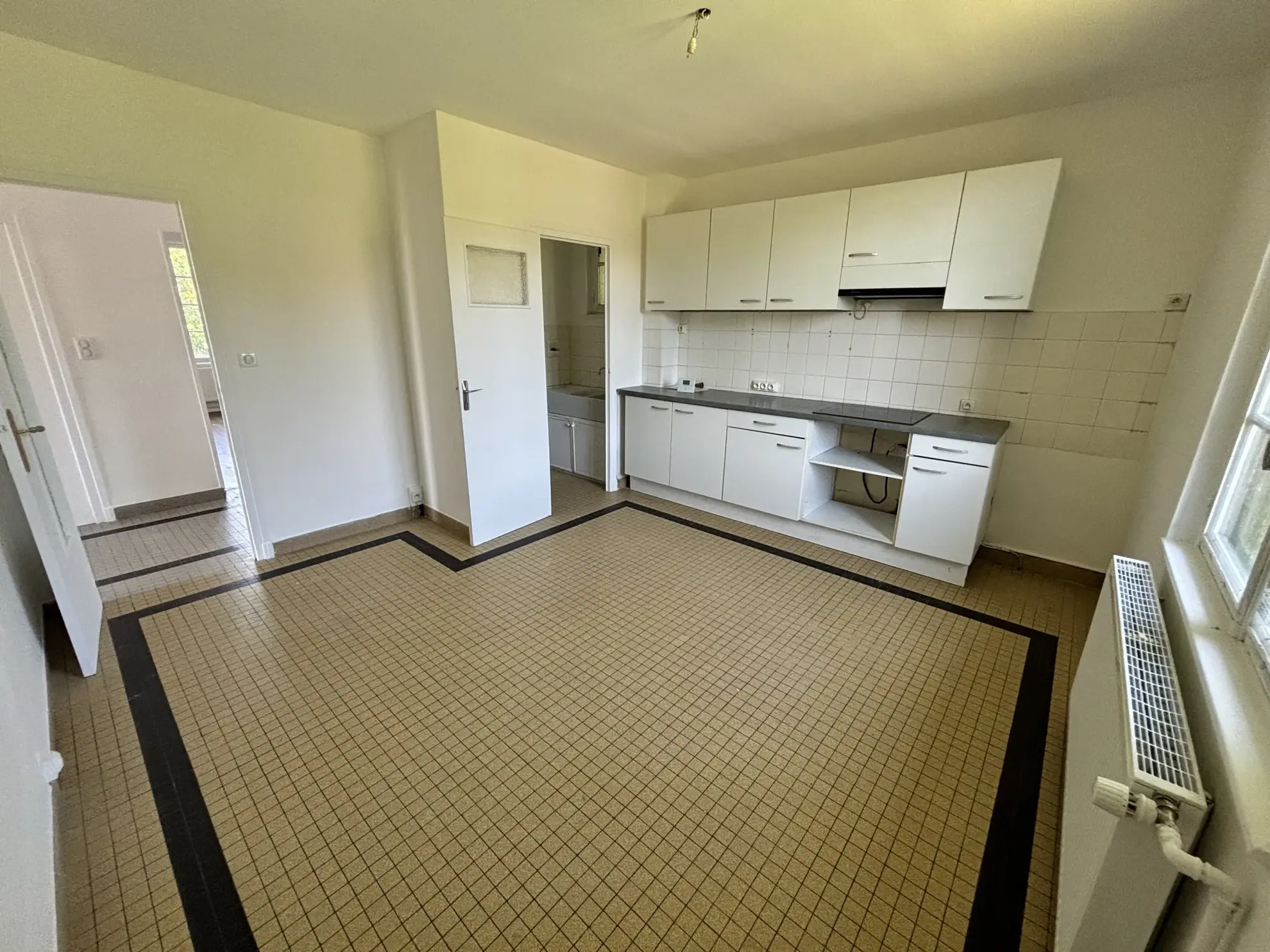 Maison familiale lumineuse à Cusset avec grand terrain de 2820 m² 