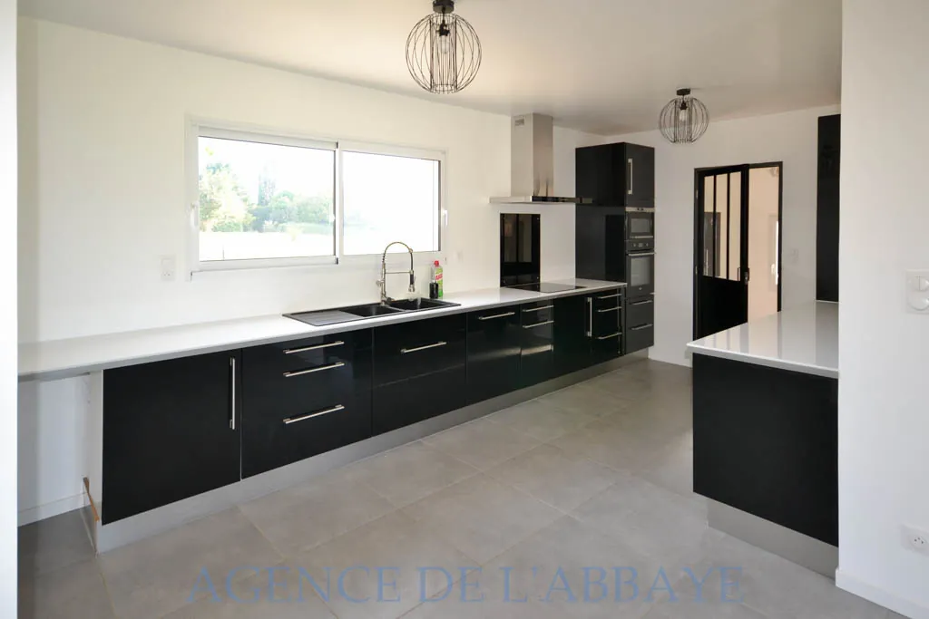 Maison plain-pied récente avec 3 chambres à Mazeray près de Saint-Jean-d’Angély