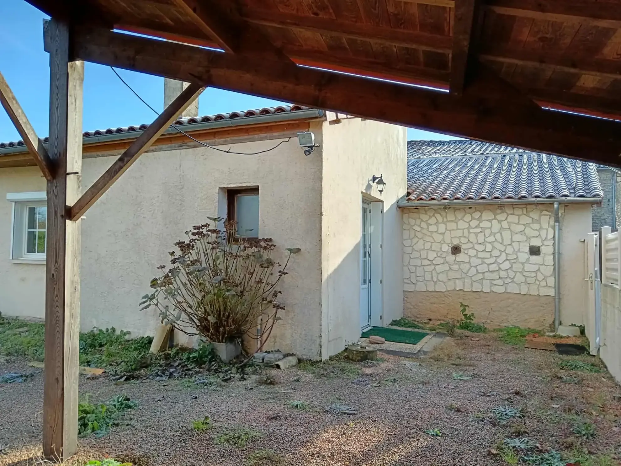Maison à vendre avec 2 chambres et terrain clos à Valence-en-Poitou 