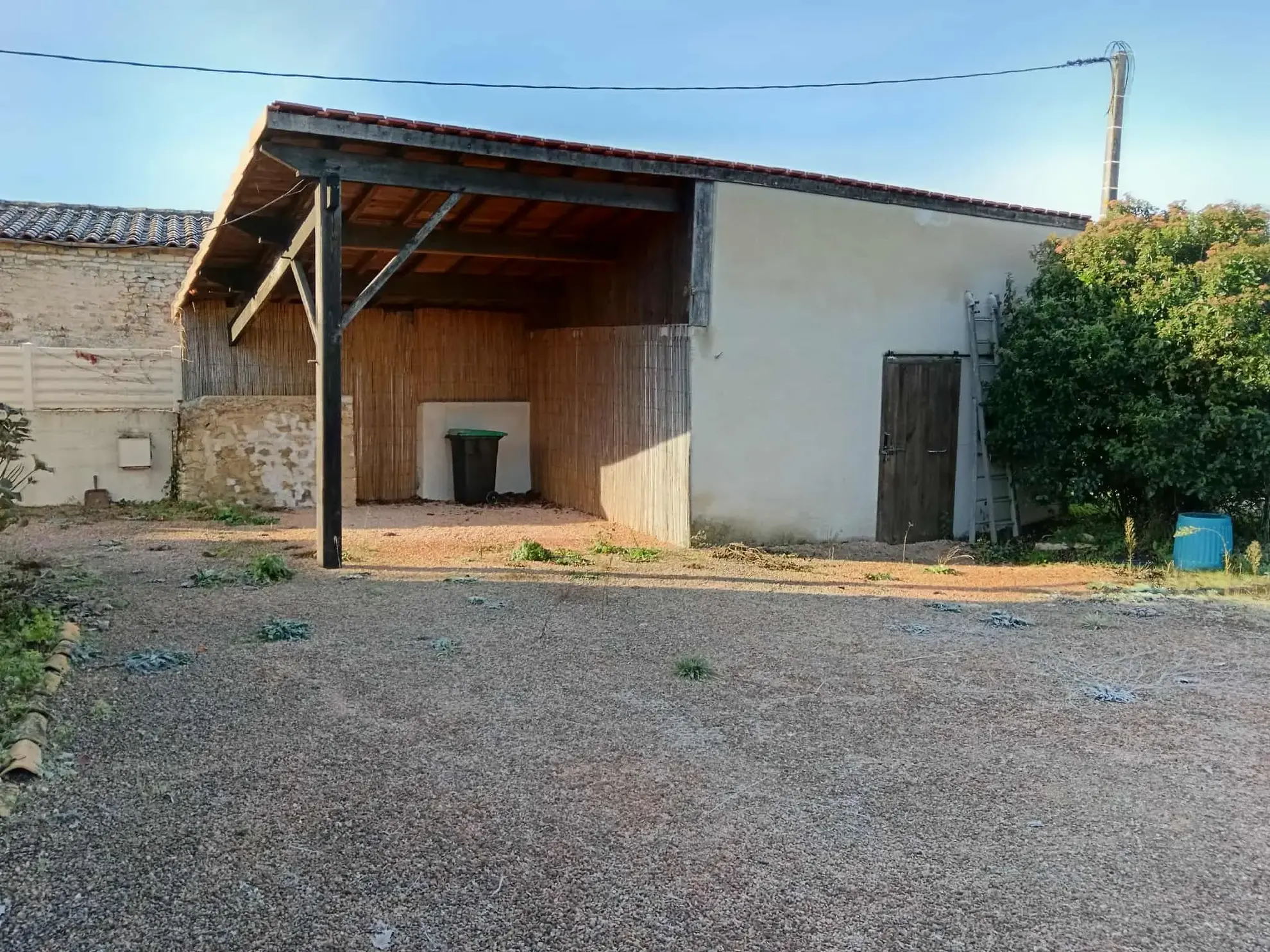 Maison à vendre avec 2 chambres et terrain clos à Valence-en-Poitou 