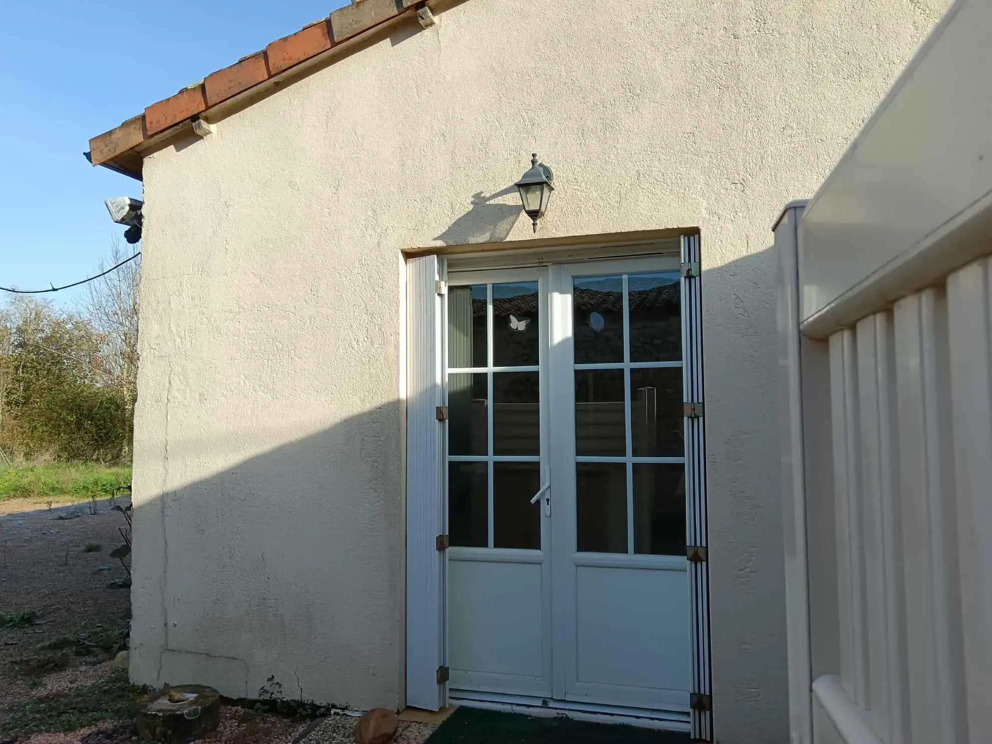 Maison à vendre avec 2 chambres et terrain clos à Valence-en-Poitou 
