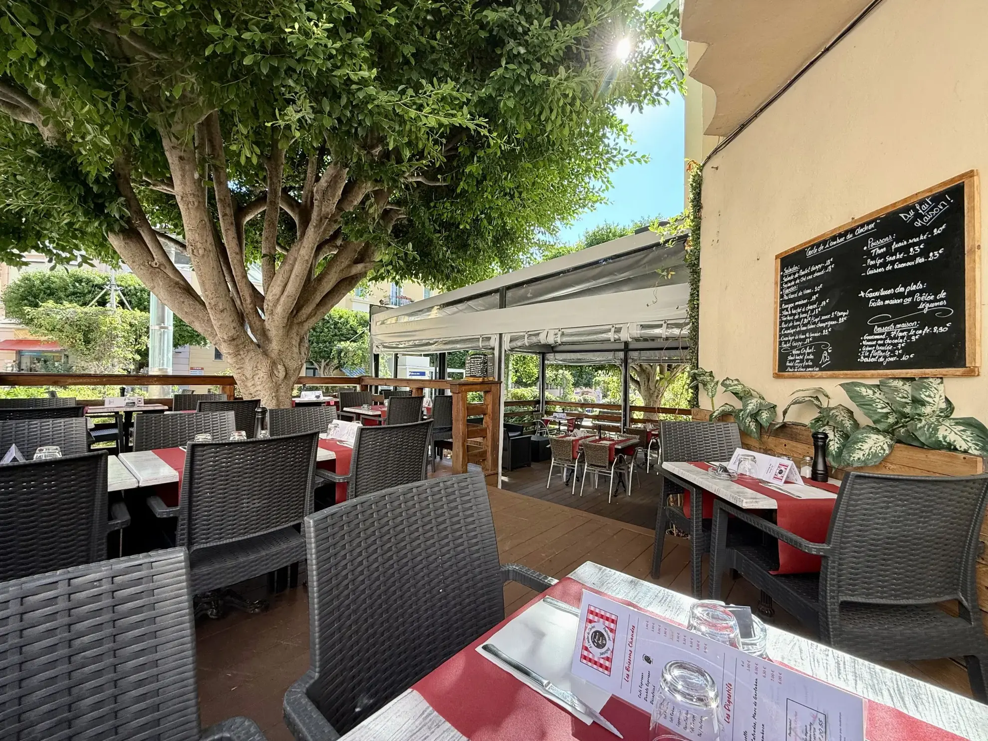 À vendre restaurant à Menton avec deux terrasses en centre-ville