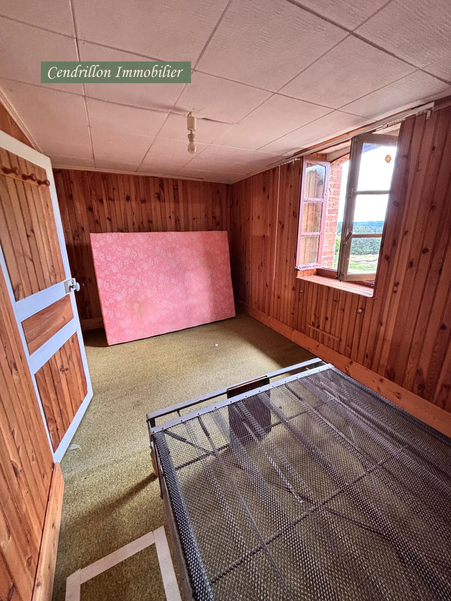 Maison en pierres à rénover avec grange, cave et jardin à St Dizier Leyrenne 