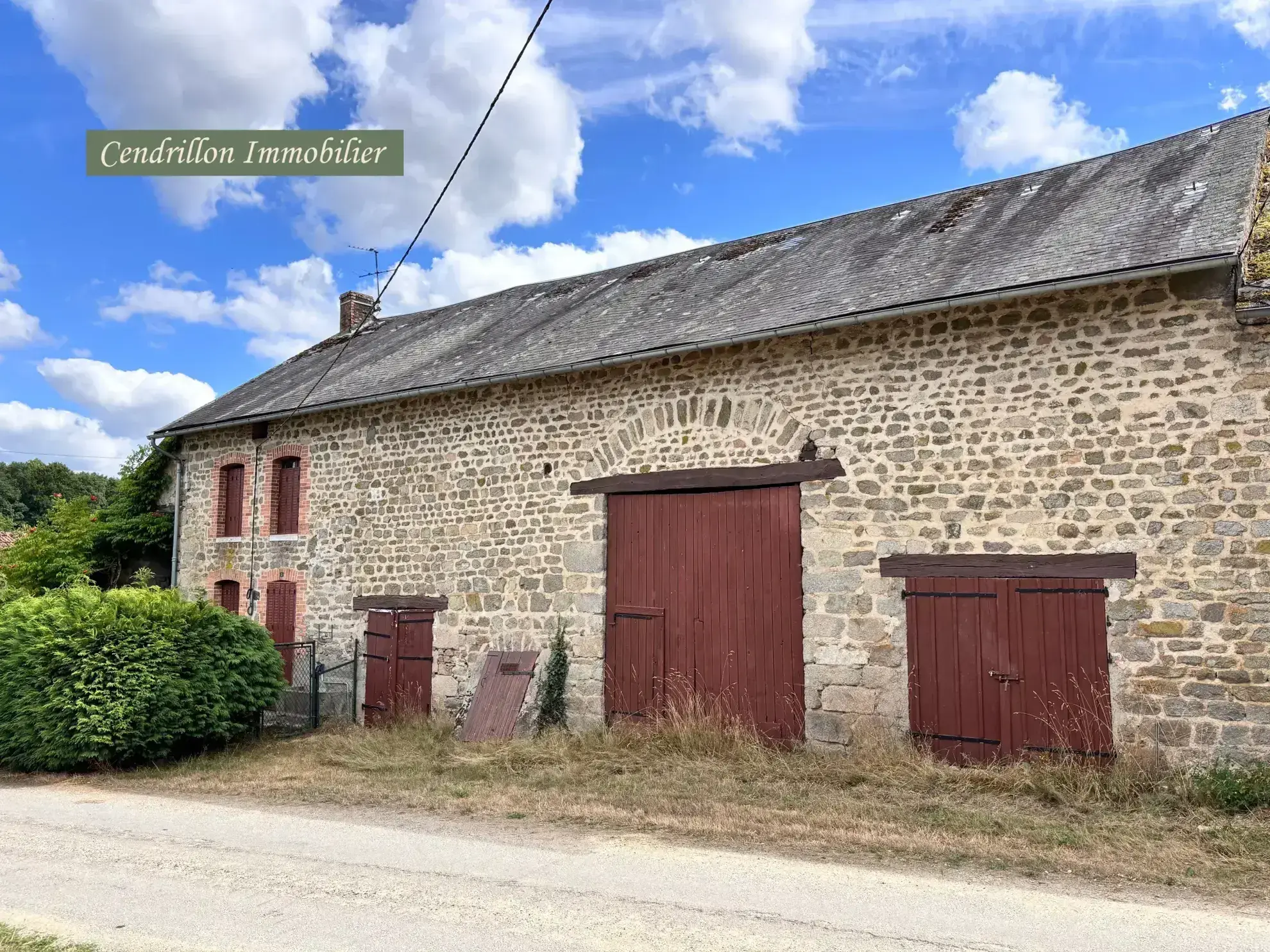 Maison en pierres à rénover avec grange, cave et jardin à St Dizier Leyrenne 