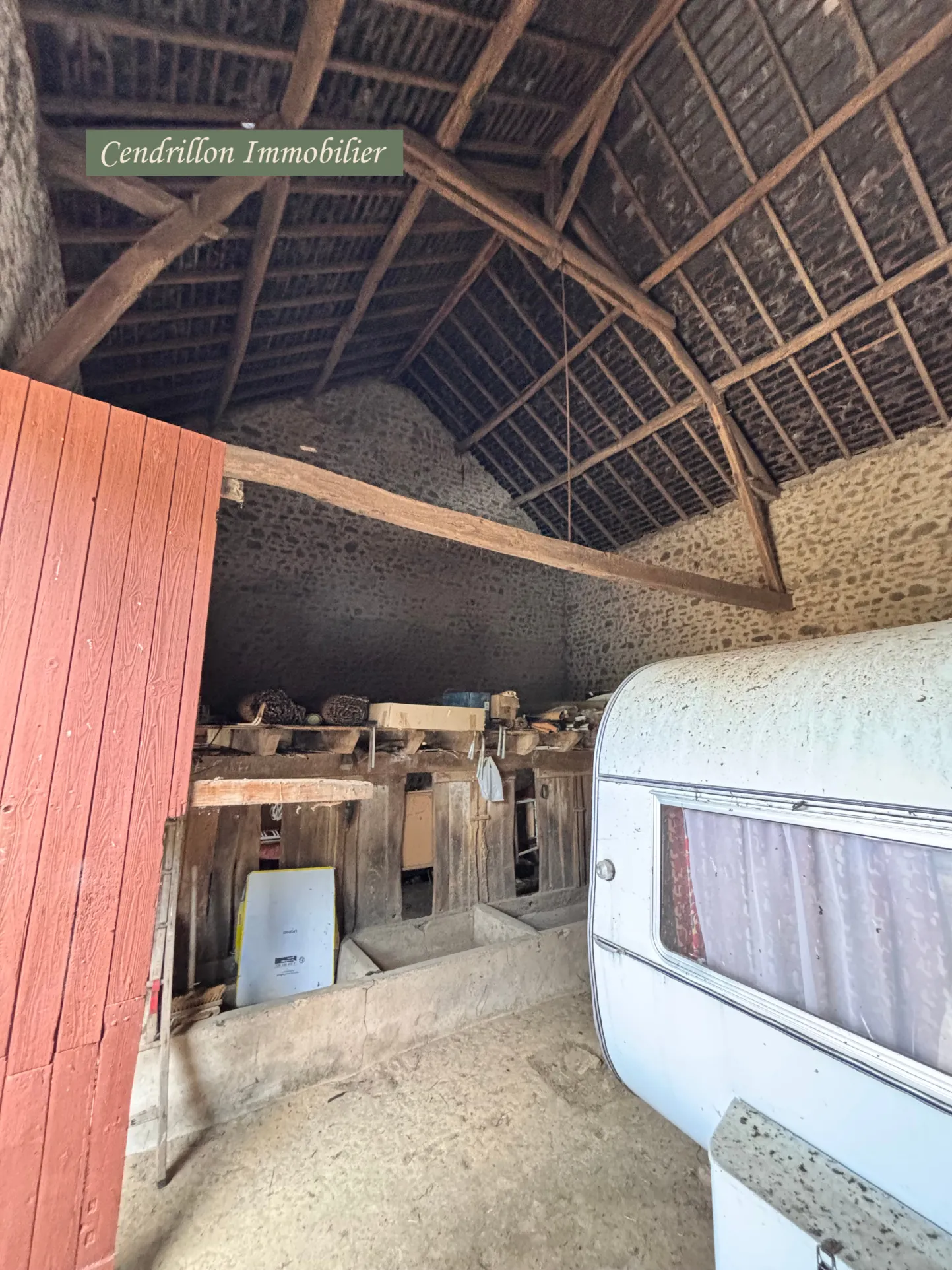 Maison en pierres à rénover avec grange, cave et jardin à St Dizier Leyrenne 
