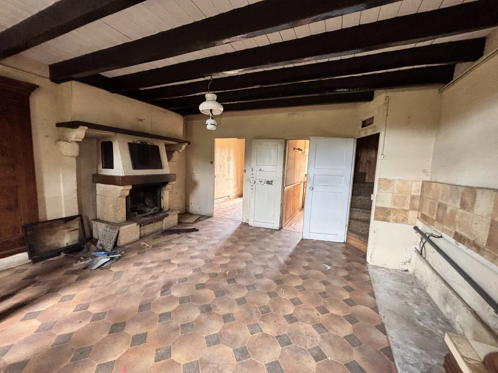 Maison en pierres à rénover avec grange, cave et jardin à St Dizier Leyrenne 