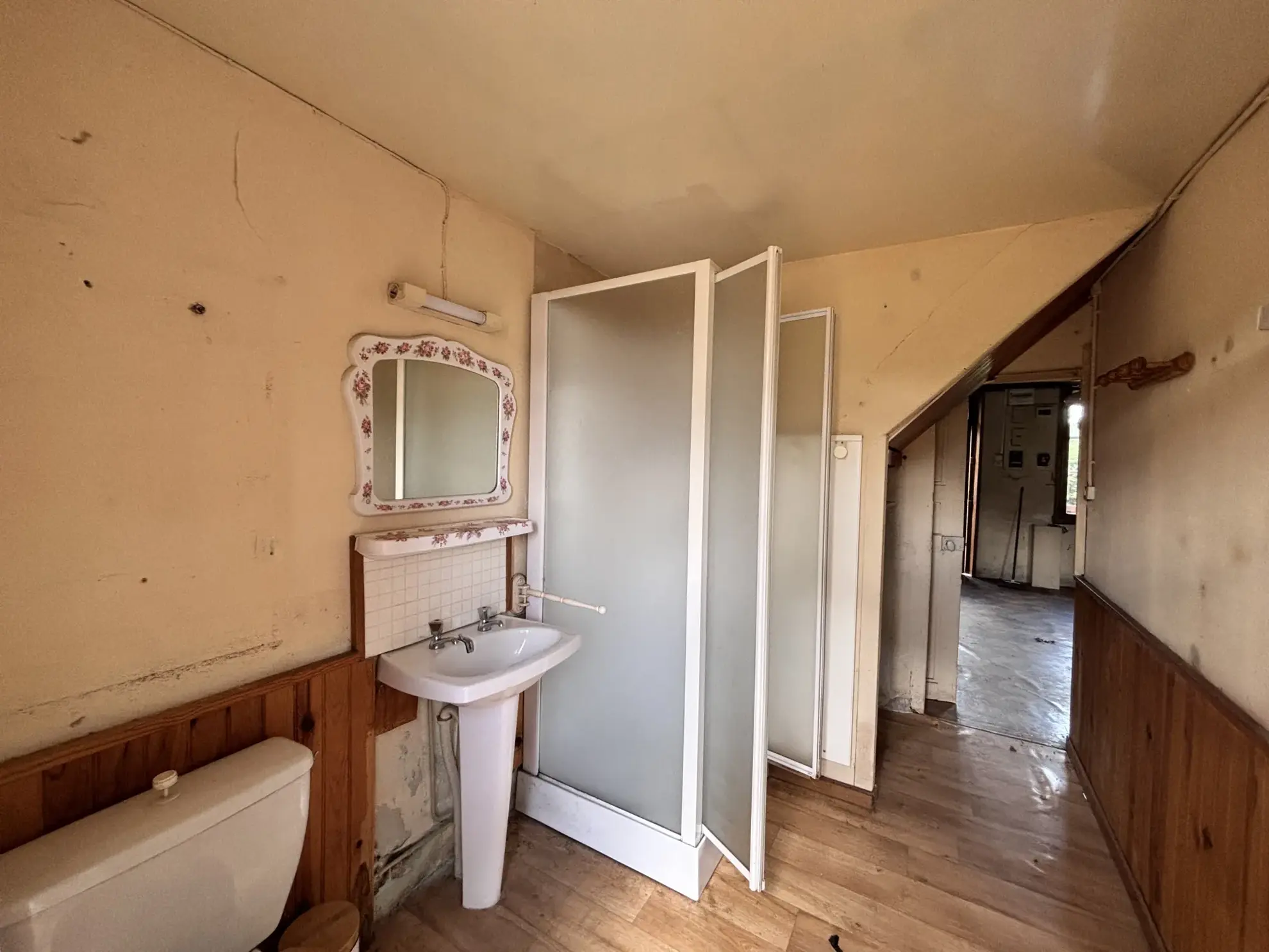 Maison en pierres à rénover avec grange, cave et jardin à St Dizier Leyrenne 