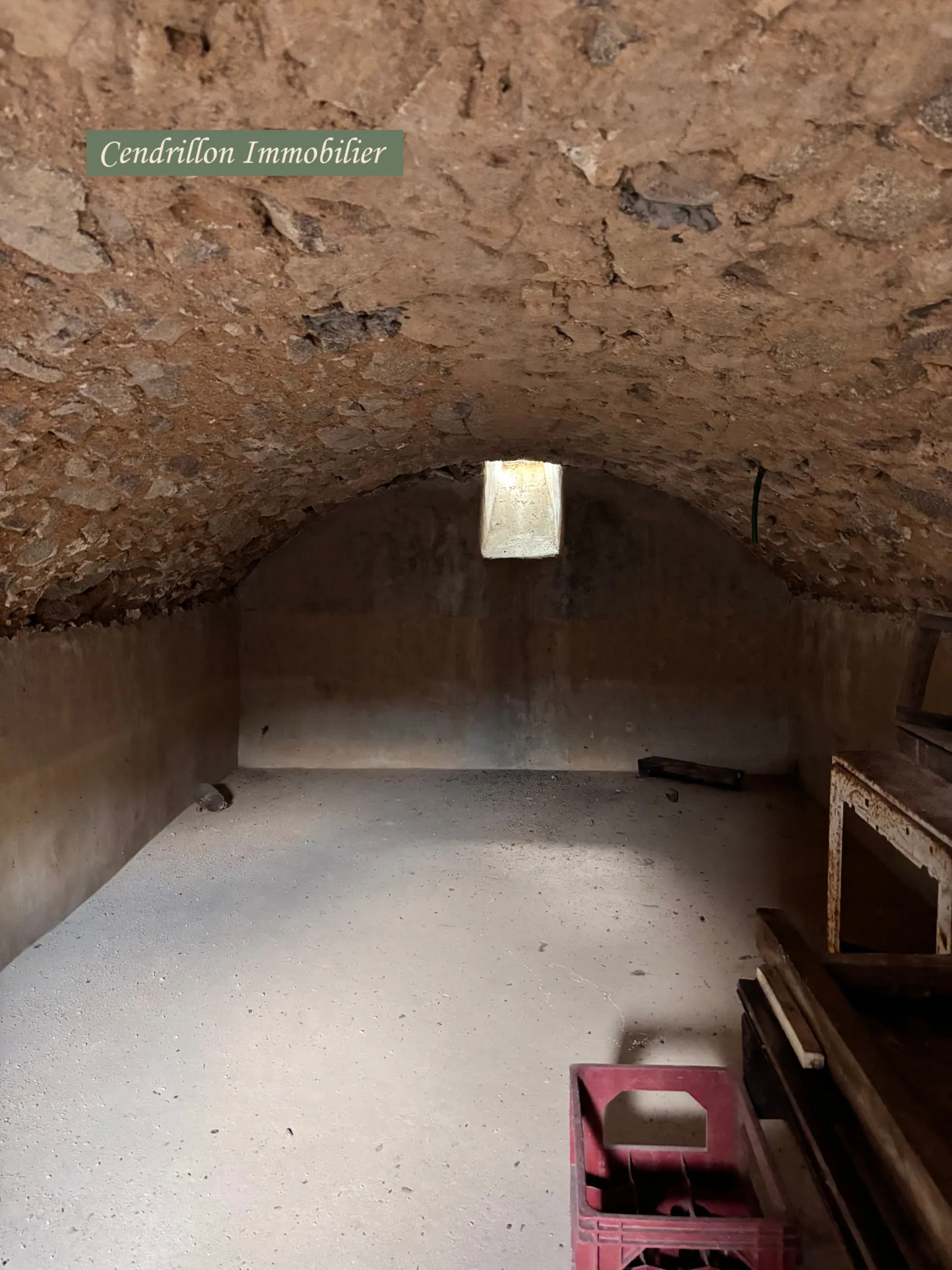 Maison en pierres à rénover avec grange, cave et jardin à St Dizier Leyrenne 