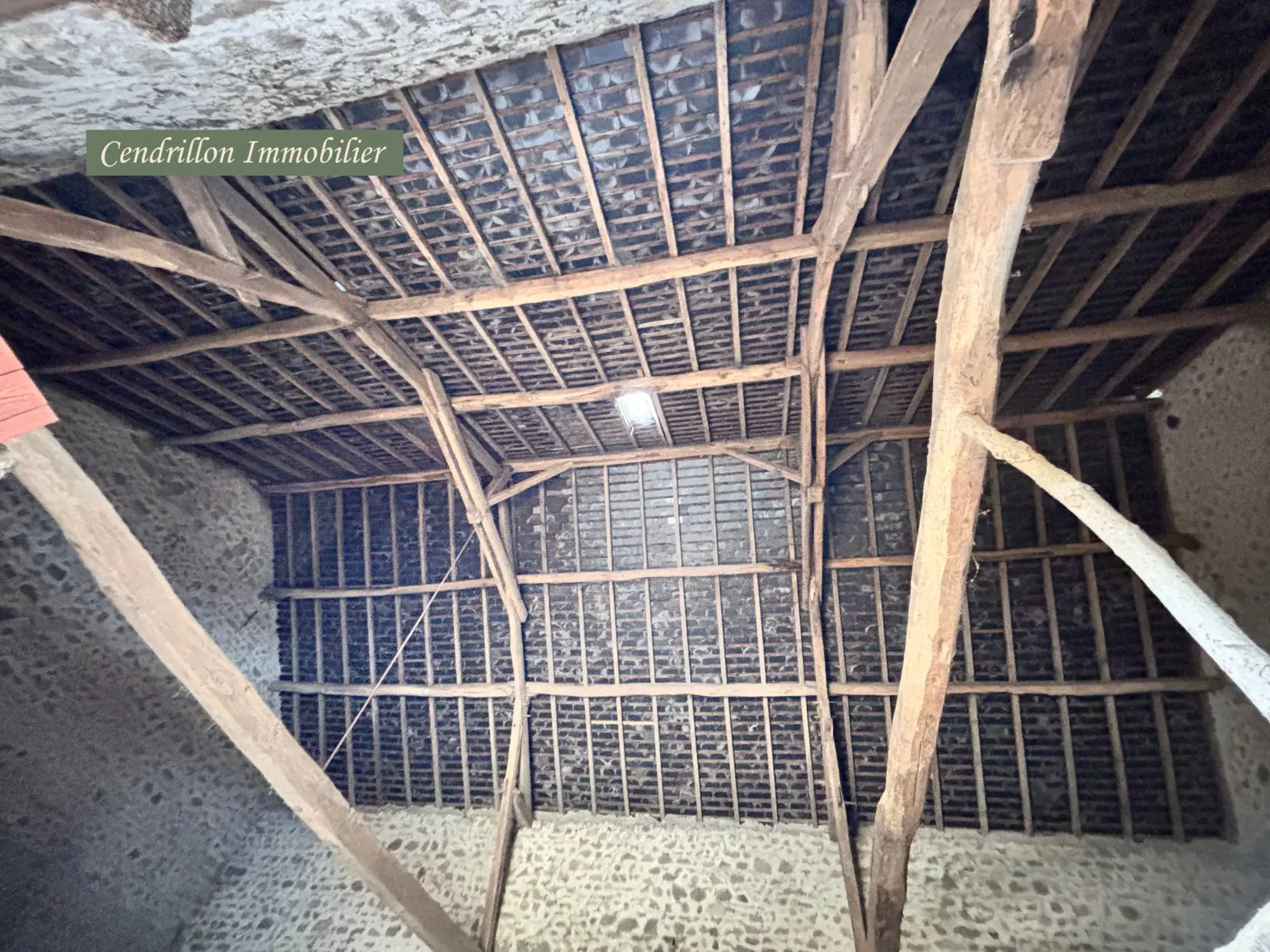 Maison en pierres à rénover avec grange, cave et jardin à St Dizier Leyrenne 