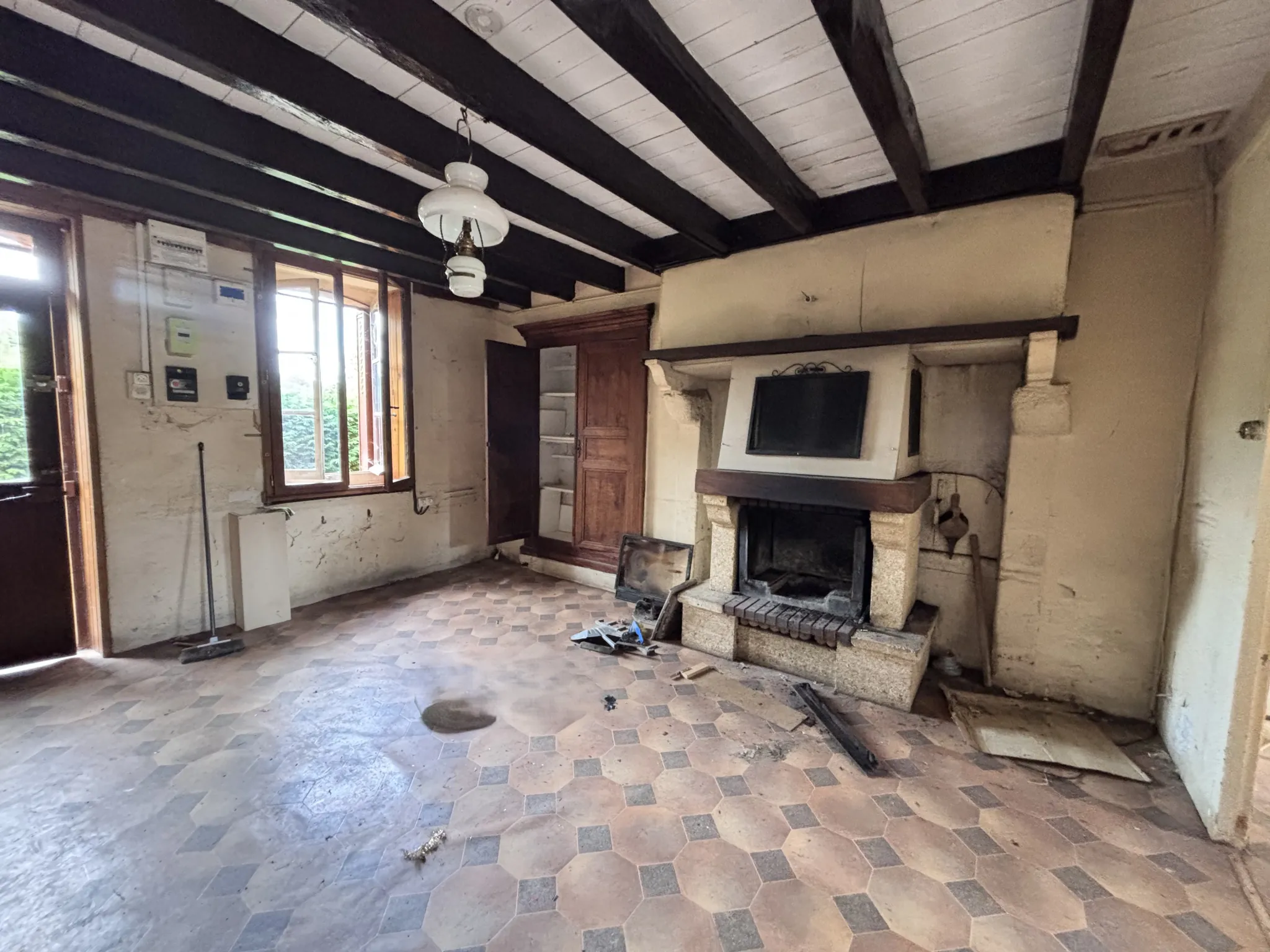 Maison en pierres à rénover avec grange, cave et jardin à St Dizier Leyrenne 