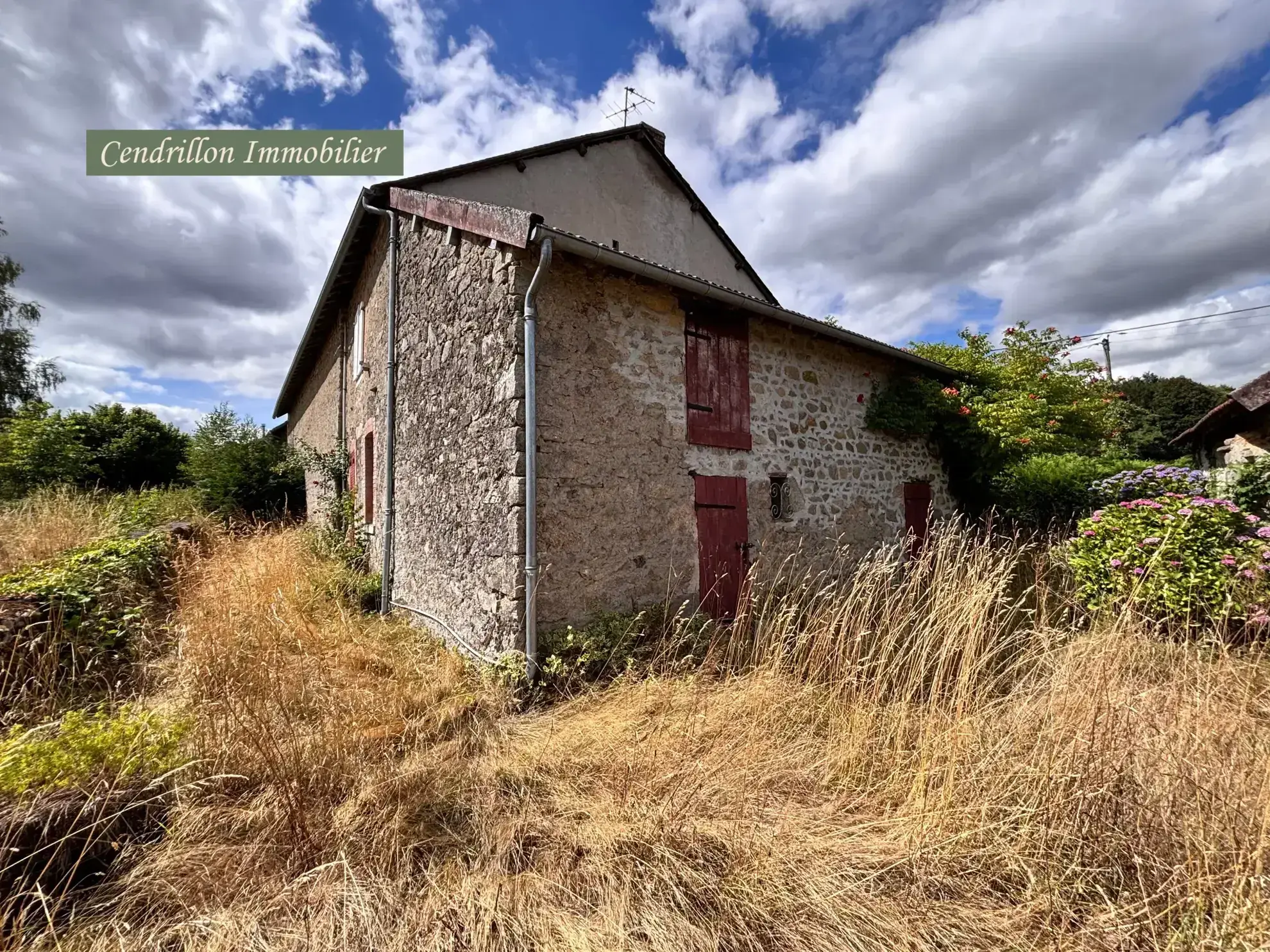 Maison en pierres à rénover avec grange, cave et jardin à St Dizier Leyrenne 