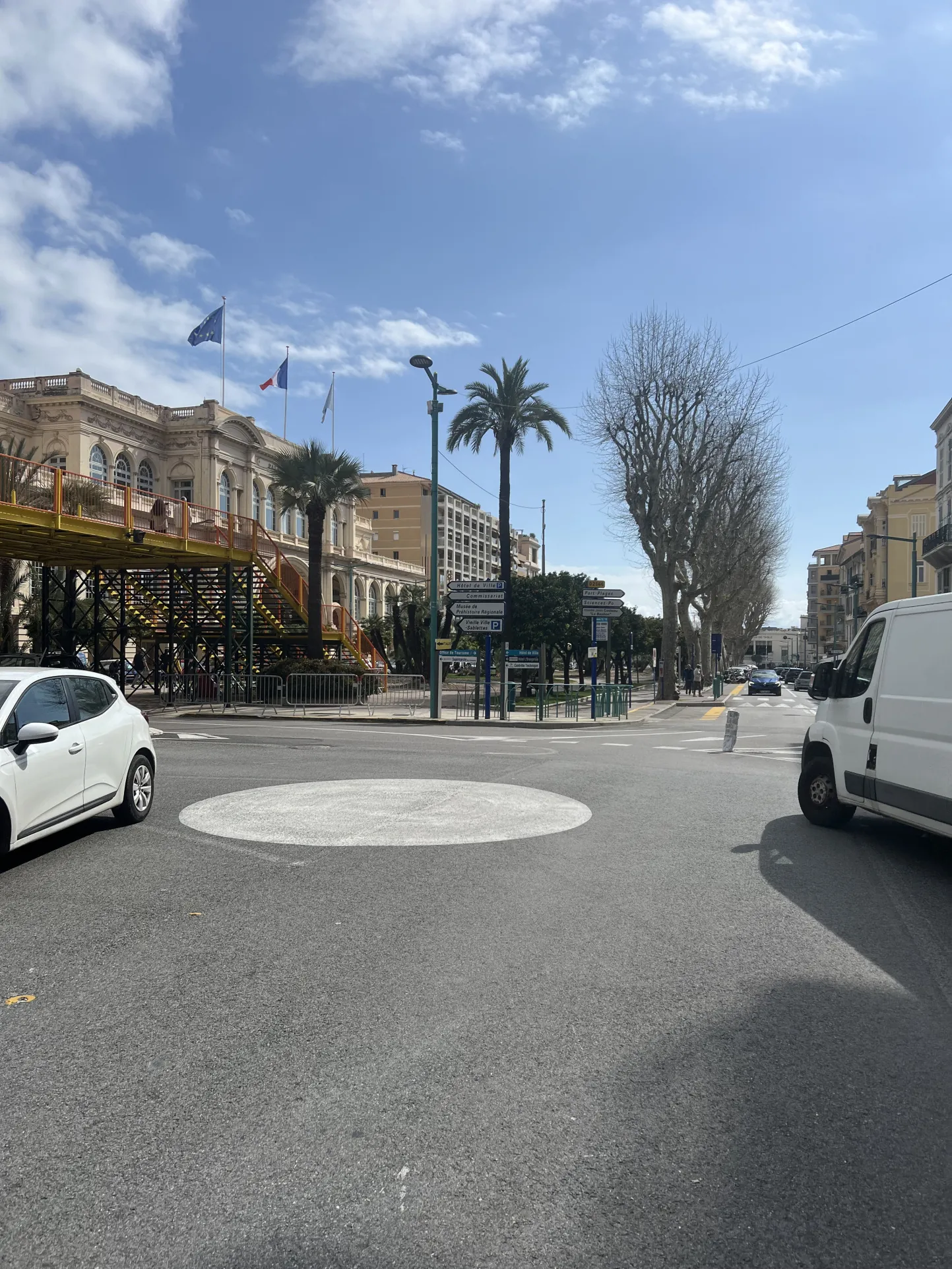 Local commercial à Menton avec terrasse et cave – Vente des murs uniquement