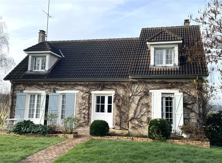 Belle maison de 167 m² avec piscine et jardin à St Hilaire de Court 