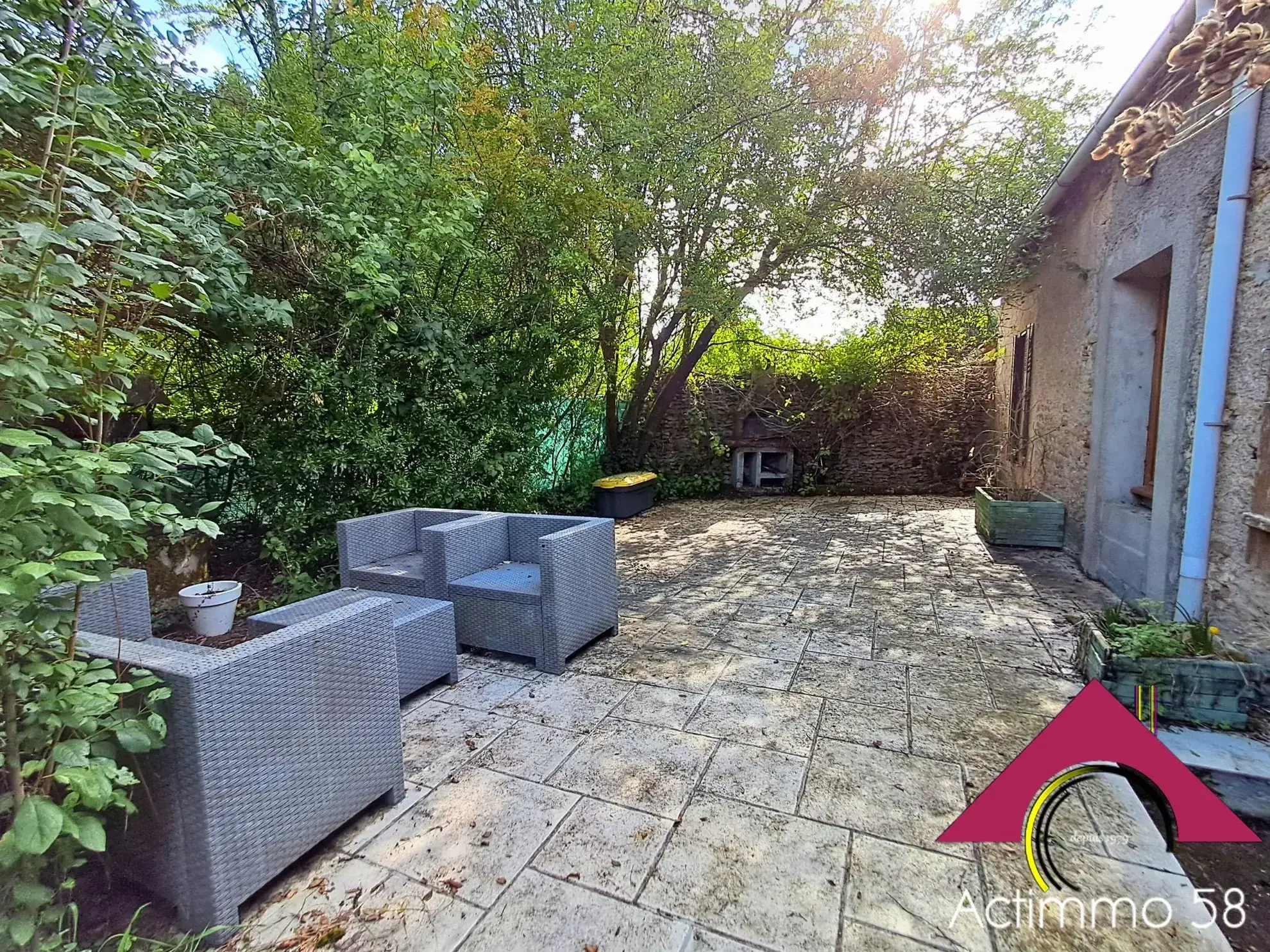 Charmante maison de campagne à Nérondes – 162 m², garage et terrain 