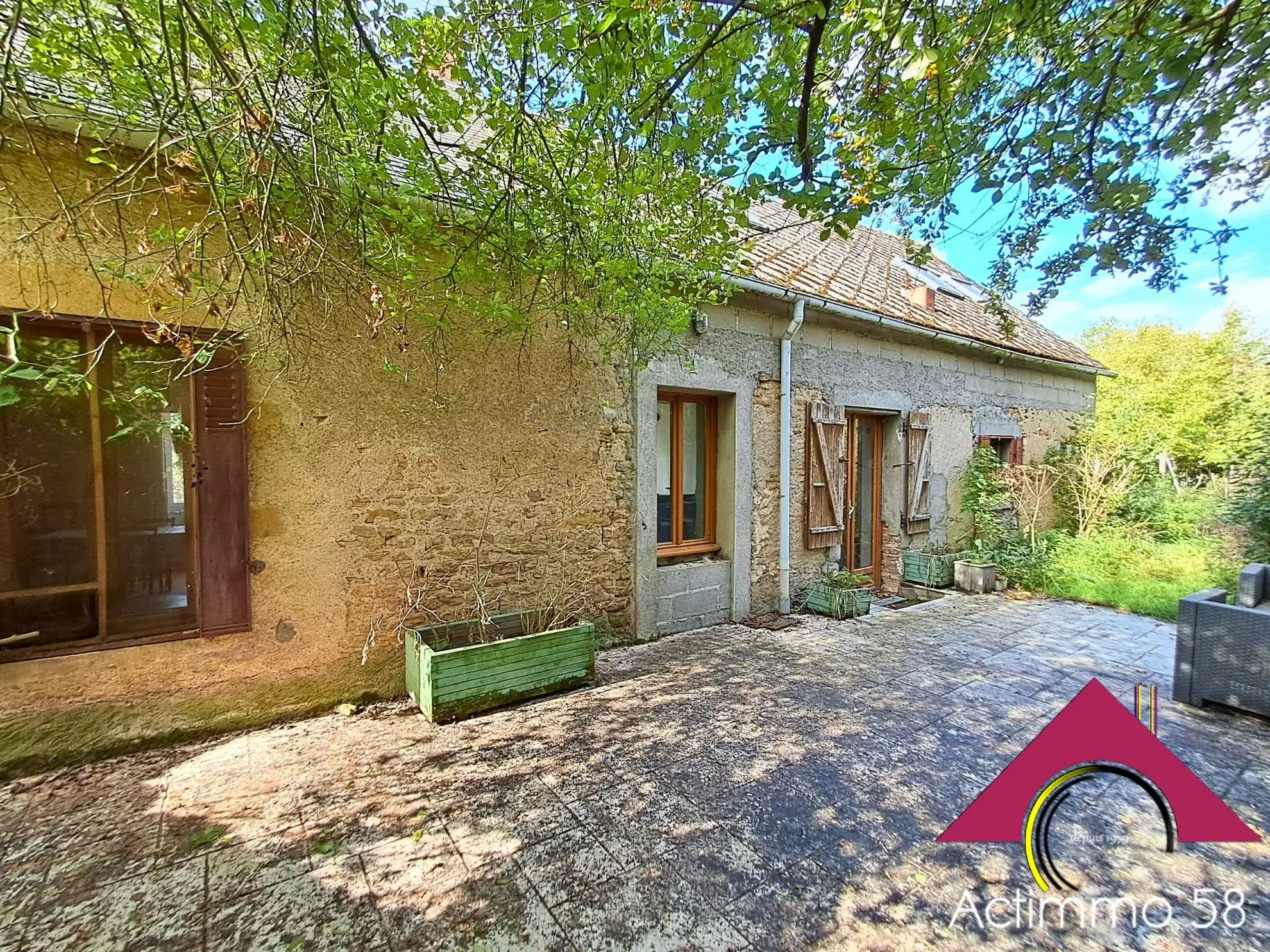 Charmante maison de campagne à Nérondes – 162 m², garage et terrain 