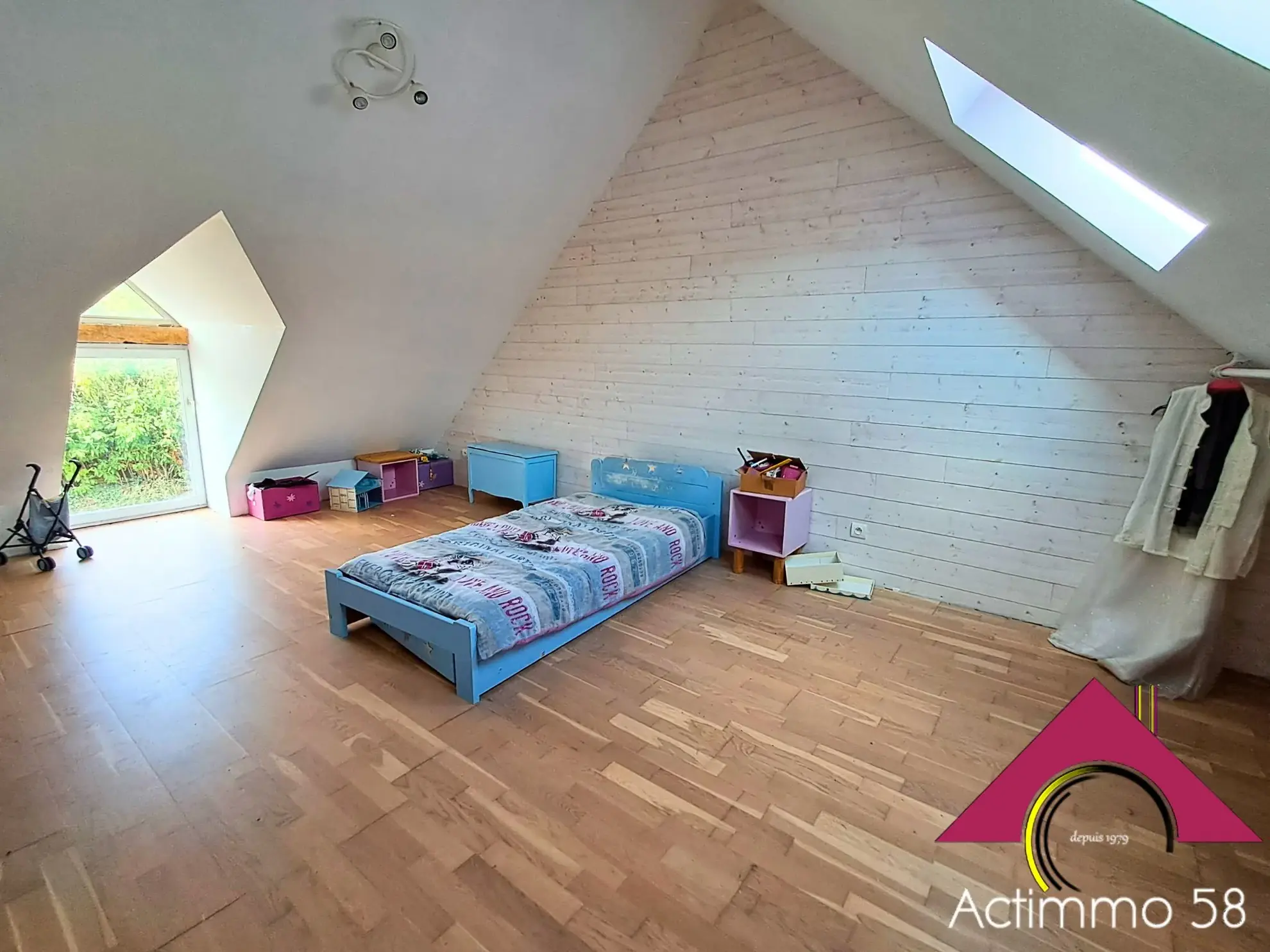 Charmante maison de campagne à Nérondes – 162 m², garage et terrain 