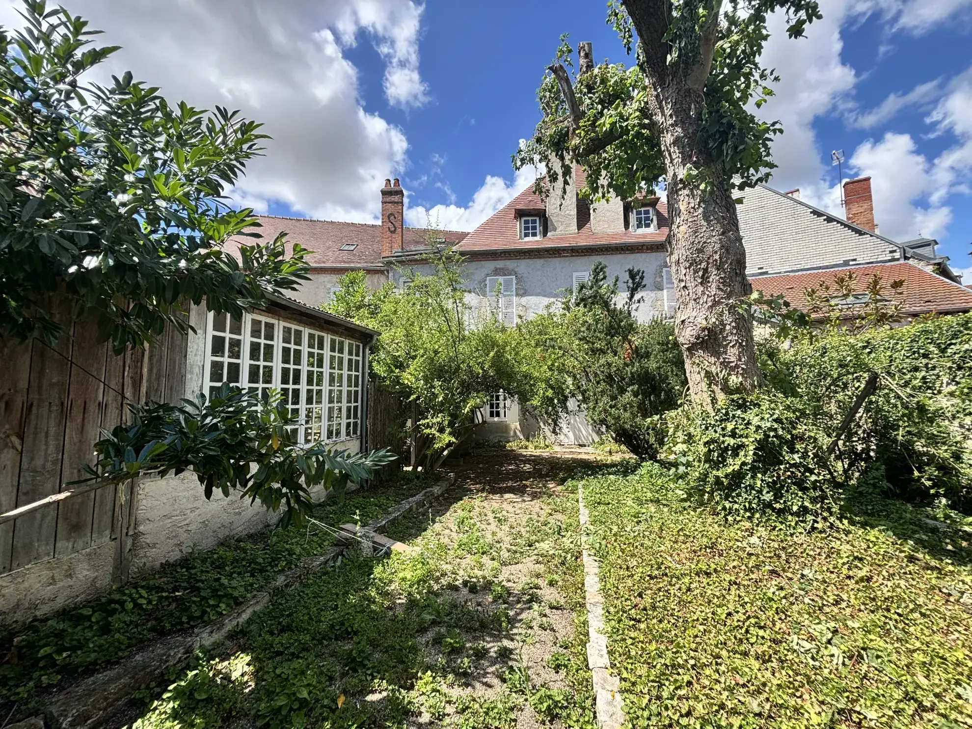 Maison historique du XVème siècle à Saint-Gérand-le-Puy avec dépendances et terrain arboré
