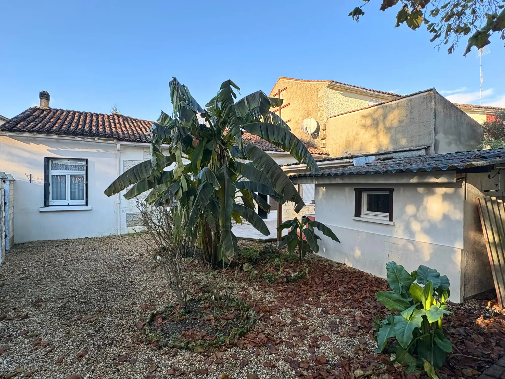 Maison de plain-pied lumineuse près de Cognac avec jardin et parking à Javrezac