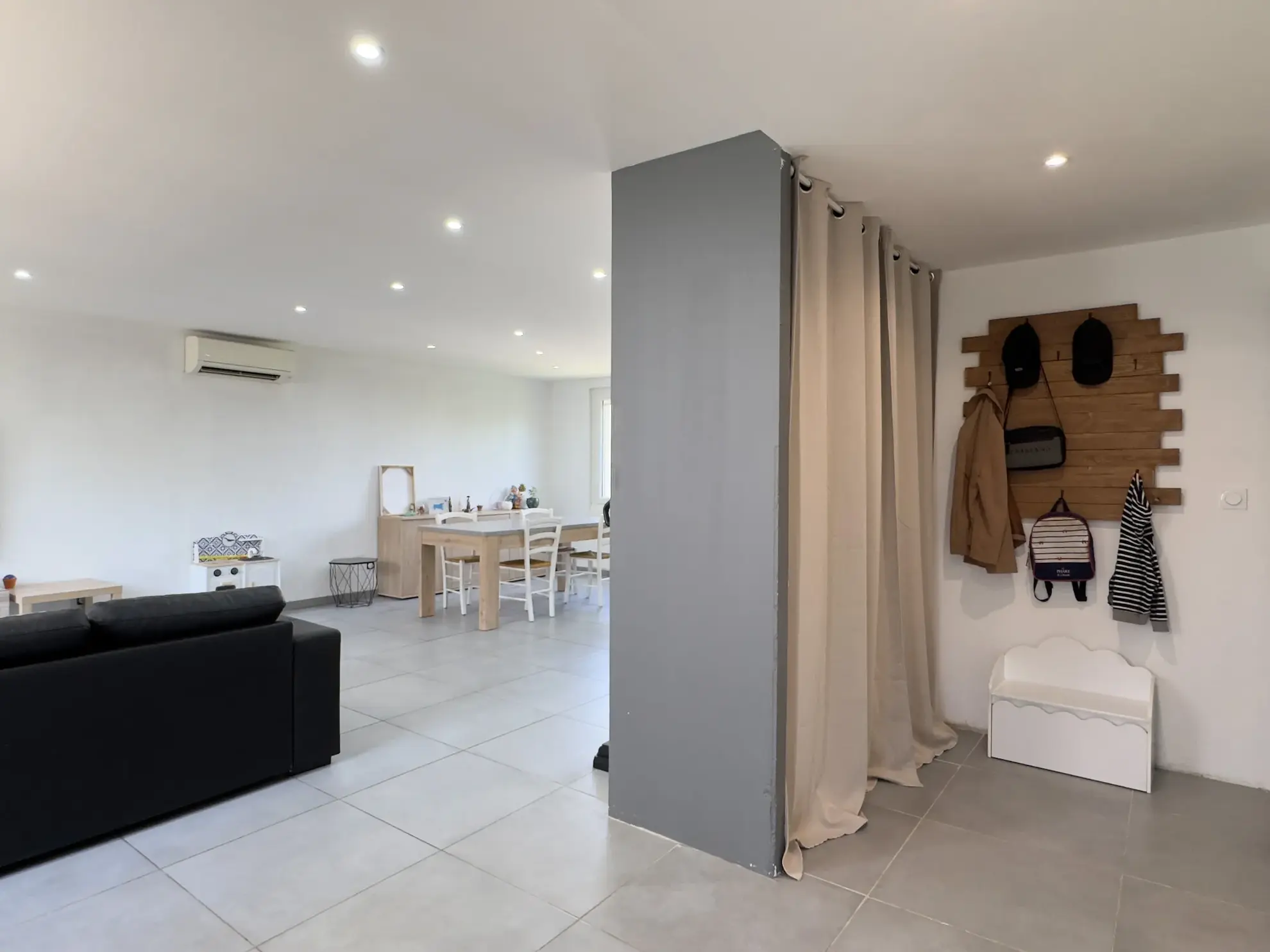 Maison rénovée de 80 m² avec jardin et garage à Guilherand-Granges 
