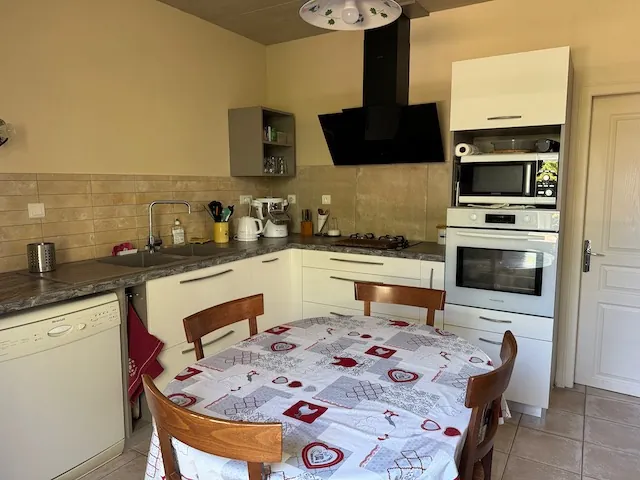 Belle maison en pierre de 187 m² avec grand terrain à Saint-Jean-d'Hermine 